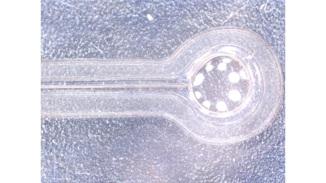 Beispiel eines geschweisste Mikrofluidikkanal in transparenten Folien.