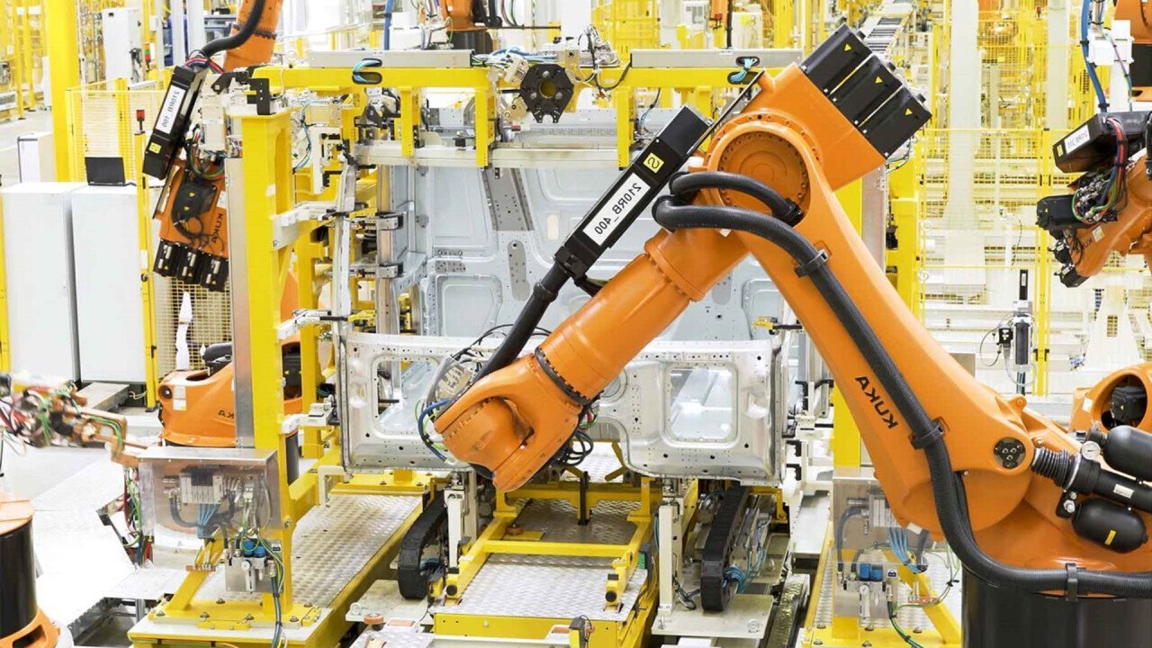 Symbolic image: Robot technology in the production of machine parts.