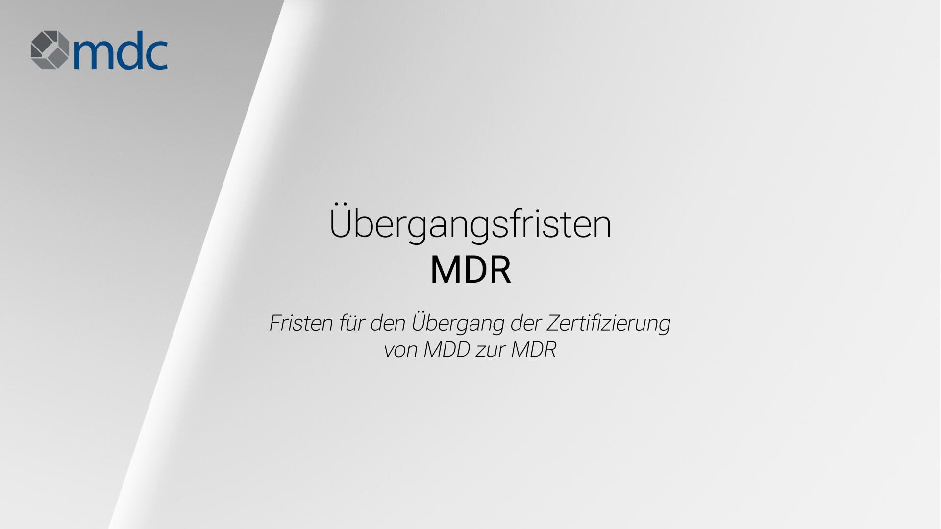 Folie mit mdc-Logo und Text: Übergangsfristen MDR. Fristen für den Übergang der Zertifizierung von MDD zur MDR auf einem hellgrauen Hintergrund mit Farbverlauf.