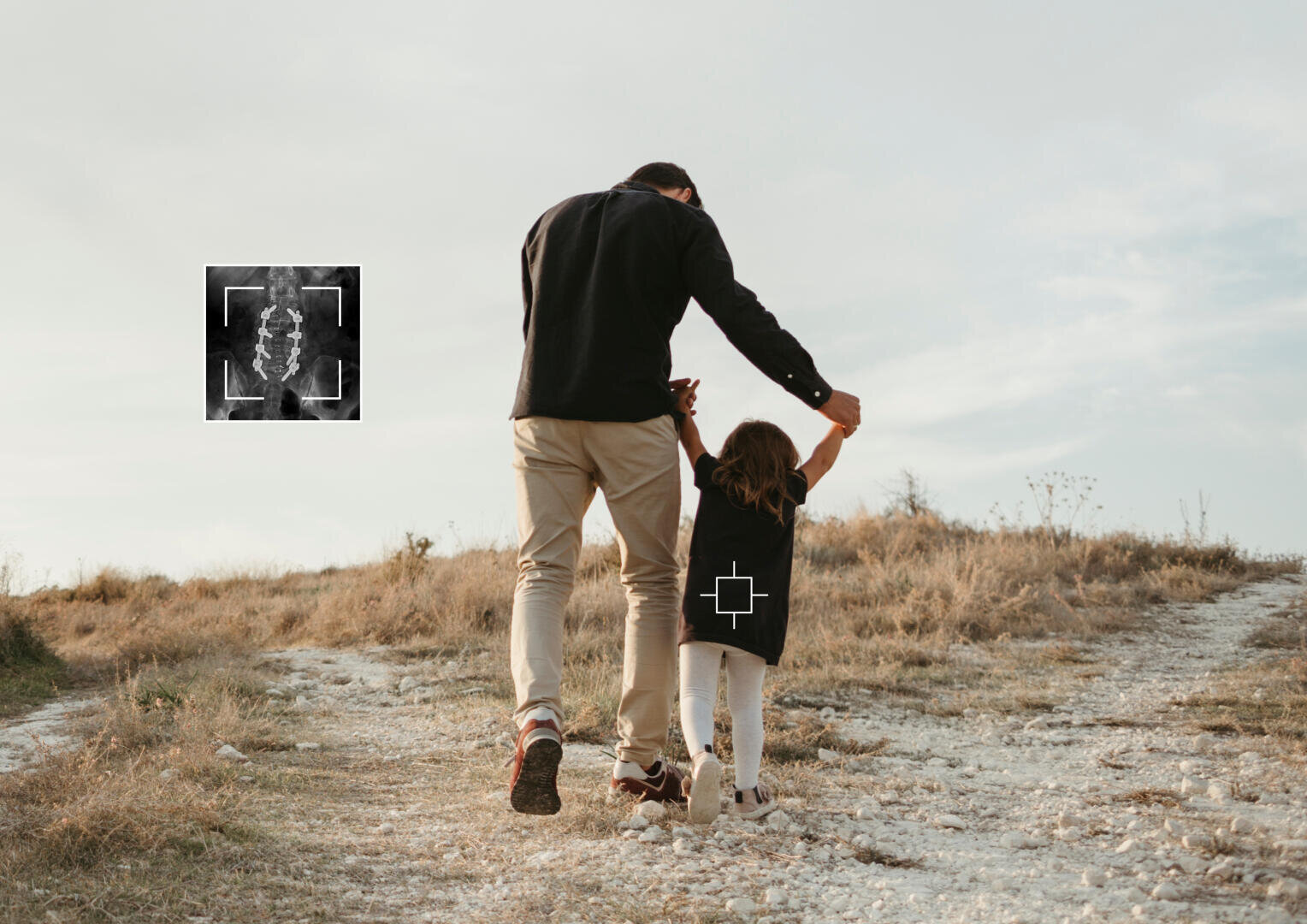 Ein Mann und ein Kind gehen händchenhaltend auf einem steinigen Weg im Freien. Eine Überlagerung einer Röntgenaufnahme der Wirbelsäule und einer Zielmarkierung hebt den unteren Rücken der beiden hervor, was darauf hindeutet, dass es um Rückengesundheit oder -schmerzen geht.