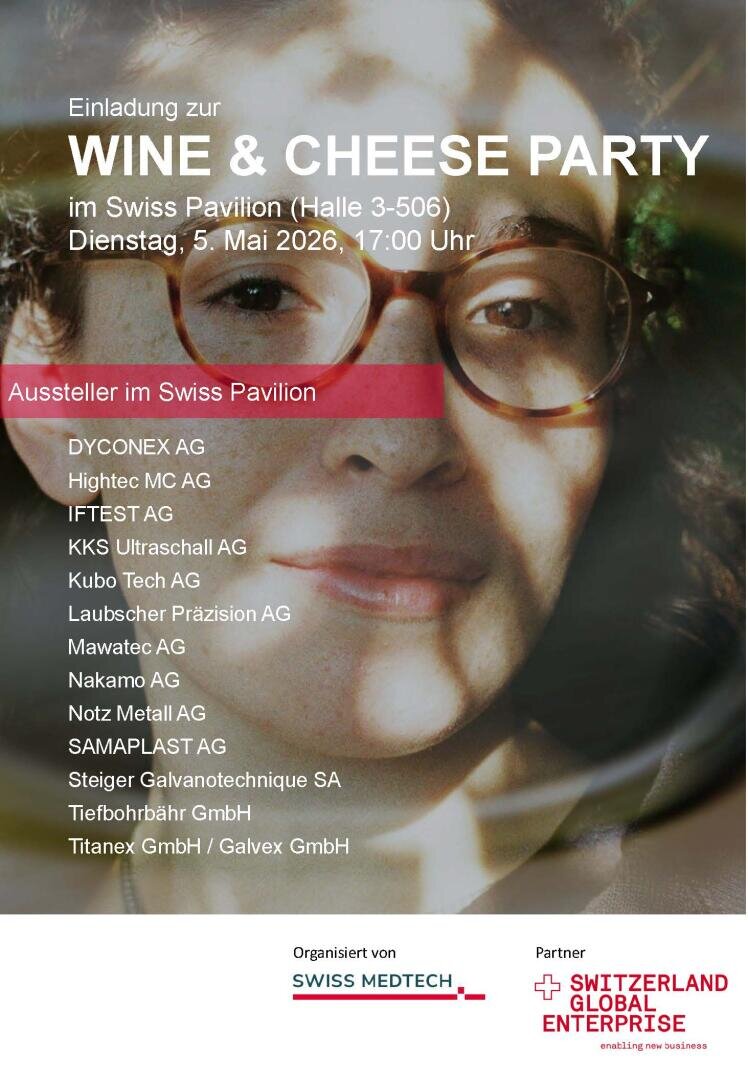 Ein Werbeplakat für eine Wine & Cheese Party im Schweizer Pavillon mit einer Auflistung der ausstellenden Firmen und Veranstaltungsdetails, überlagert von einer Nahaufnahme einer Brillenträgerin. Die Logos von Swiss Medtech und Switzerland Global Enterprise erscheinen am unteren Rand.