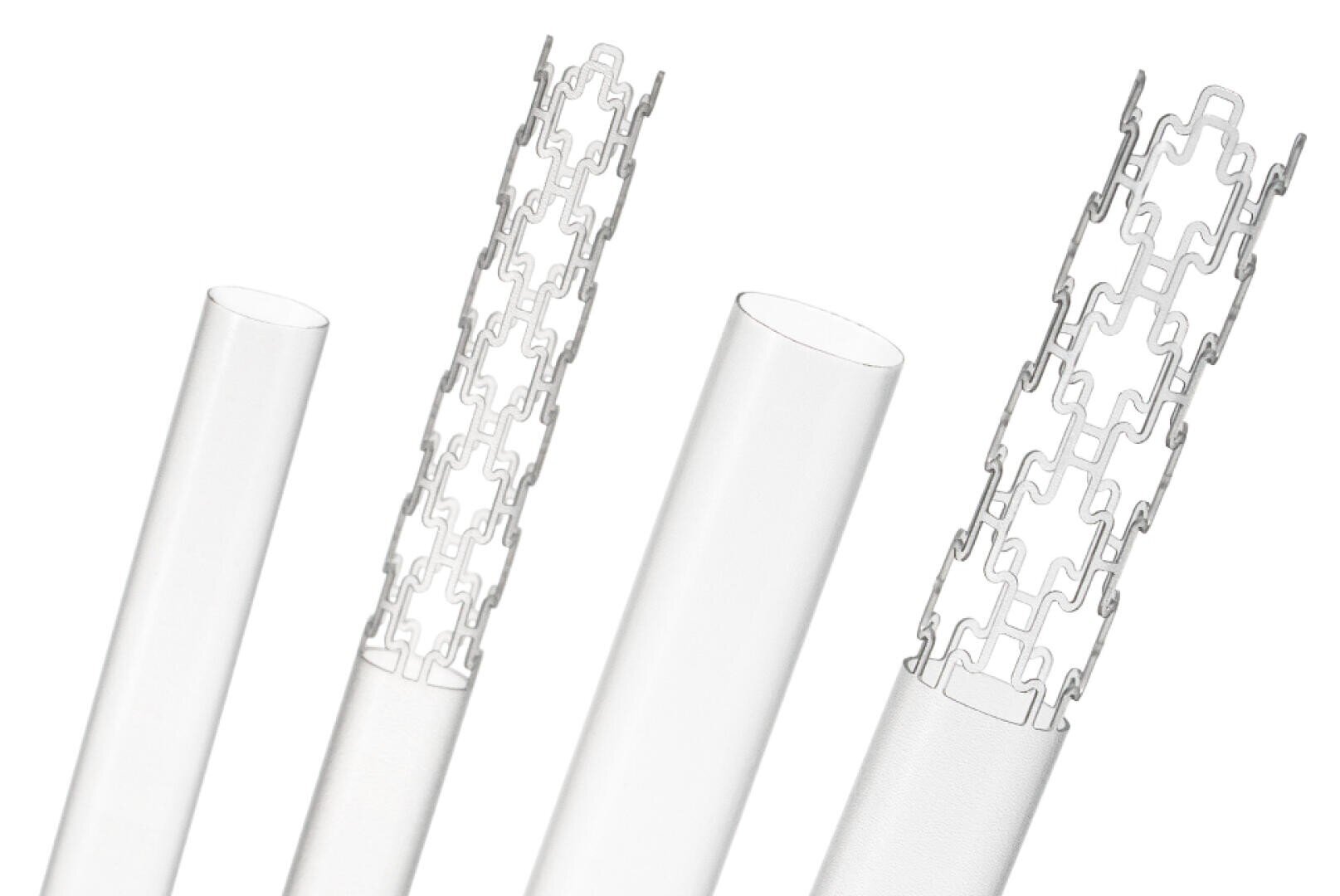 Eine Folge von vier weißen Röhren, von denen jede nach und nach einen metallischen, netzartigen Stent enthüllt, der sich im Inneren der Röhre von links nach rechts ausdehnt, auf weißem Hintergrund.