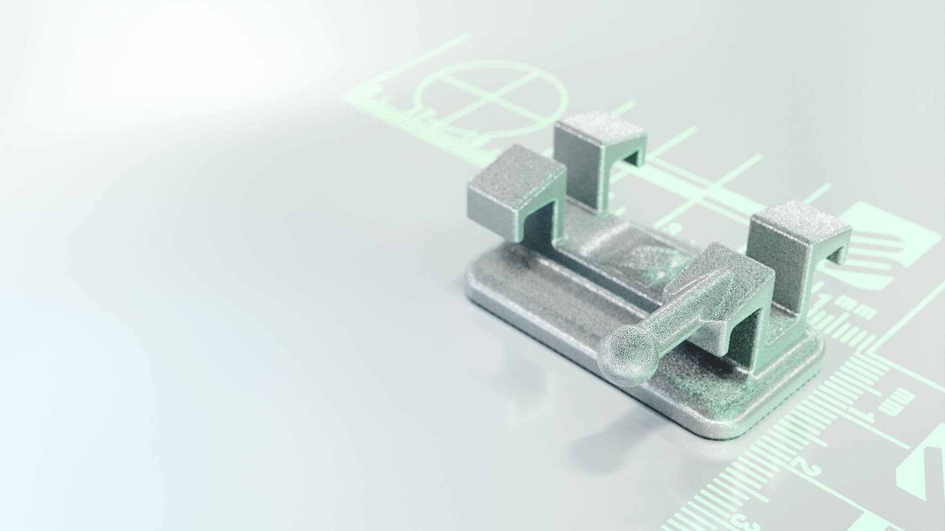 Ein metallischer Maschinenschraubstock steht auf einer spiegelnden Fläche mit schwachen grünen technischen Zeichnungen und Messmarkierungen im Hintergrund. Der Schraubstock hat einen Griff und zwei Backen zum Halten von Gegenständen.