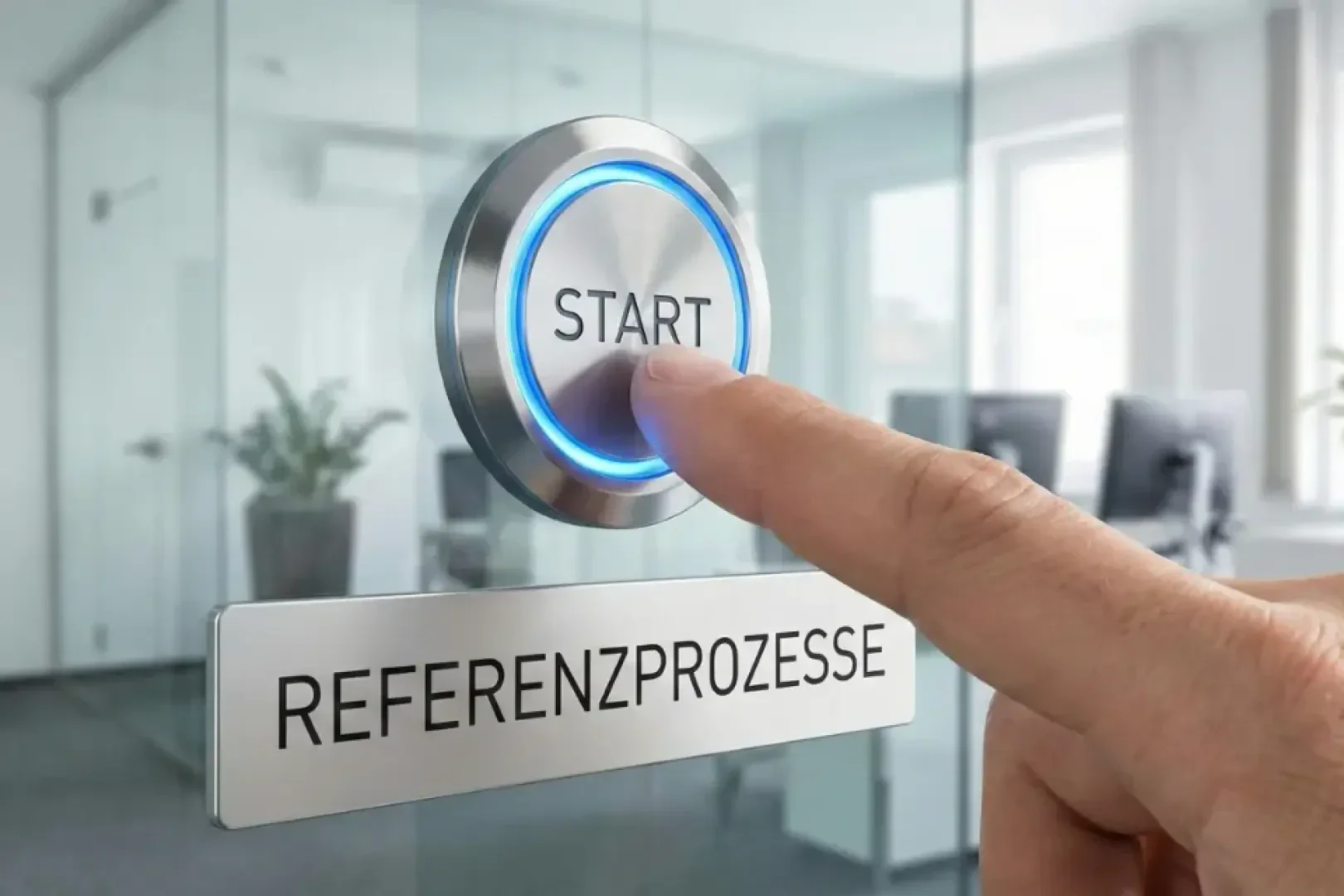 Nahaufnahme eines Fingers, der eine große, beleuchtete START-Taste an einer Glaswand mit der Aufschrift REFERENZPROZESSE in einer Büroumgebung mit Schreibtischen und Stühlen im Hintergrund drückt.