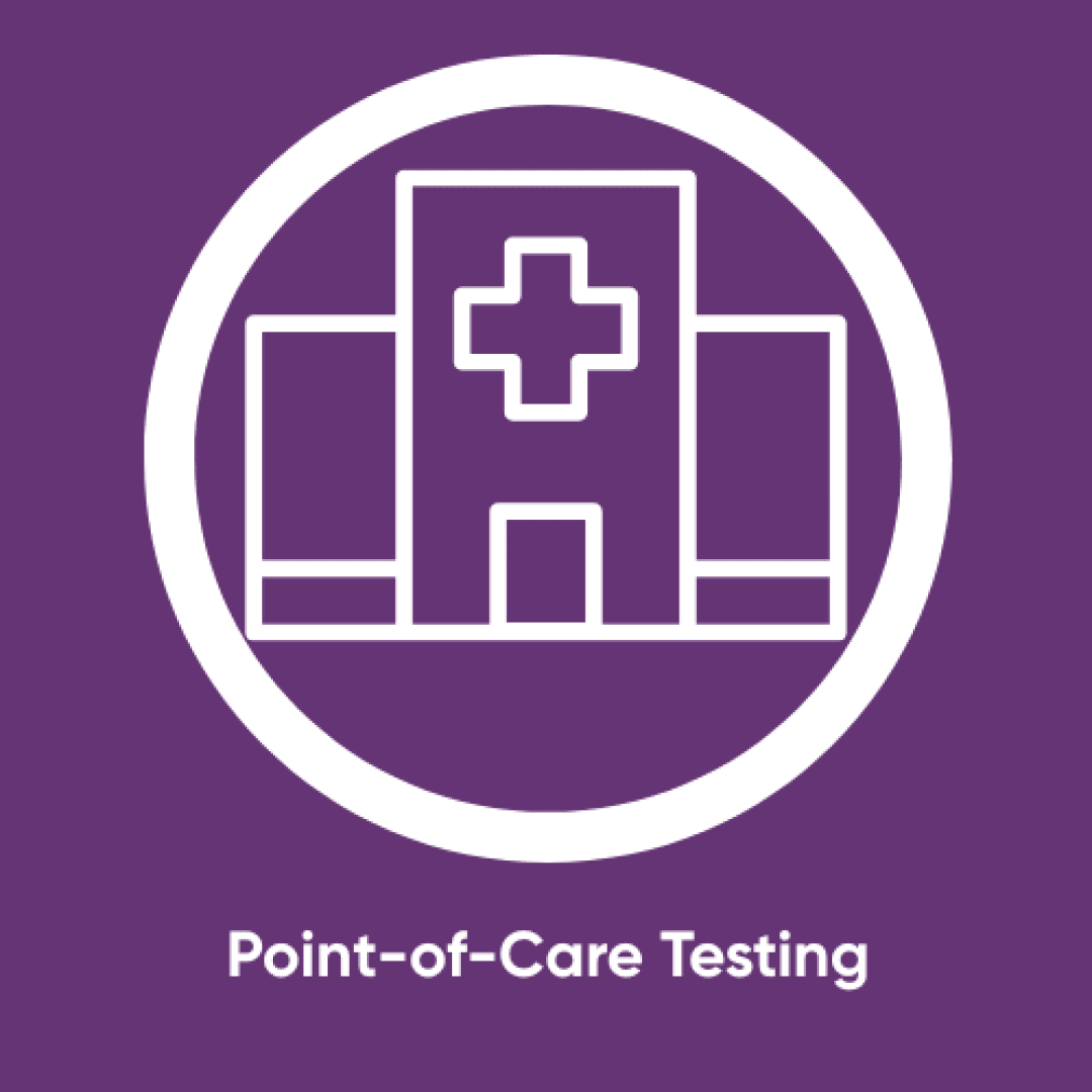 Weißer Umriss eines Krankenhausgebäudes mit einem Kreuz in der Mitte, innerhalb eines weißen Kreises auf violettem Hintergrund. Unter dem Bild steht der Text "Point-of-Care Testing".