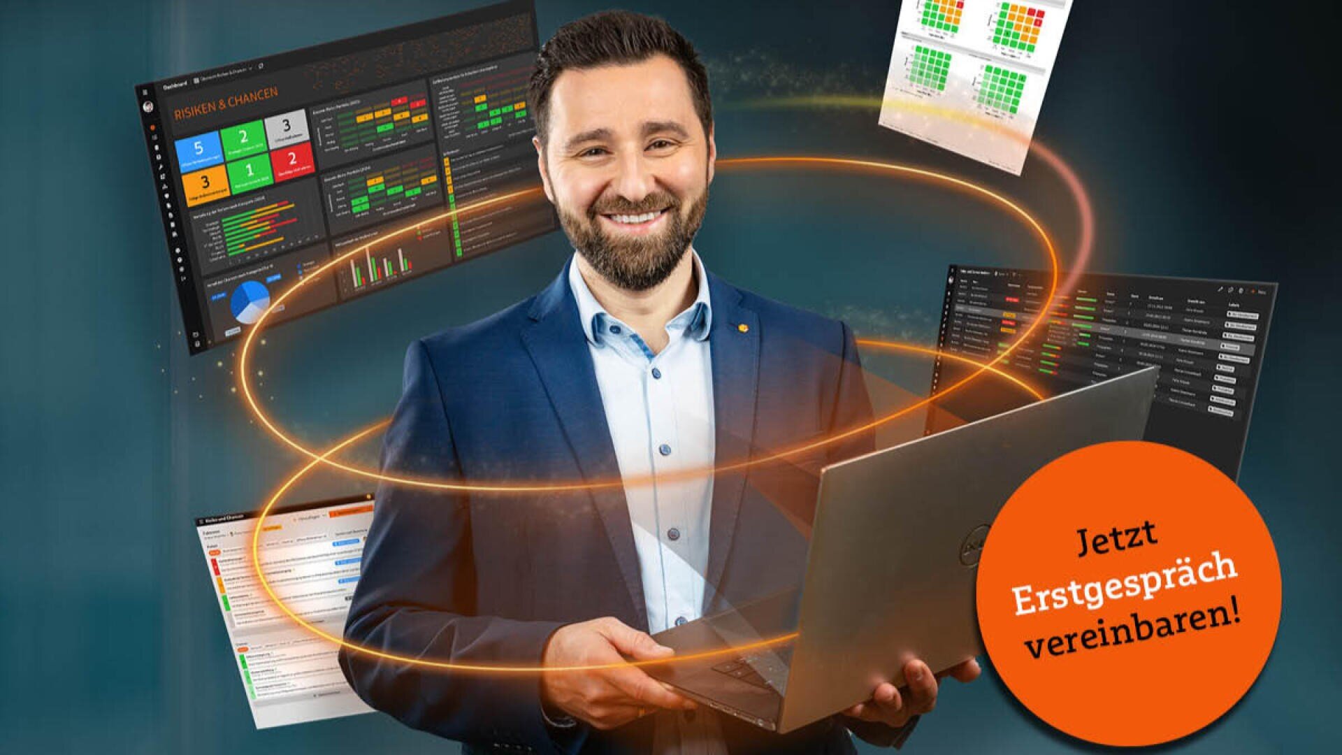 Ein lächelnder Mann im Anzug hält einen Laptop in der Hand, umgeben von schwebenden Daten-Dashboards. In einem orangefarbenen Kreis im Vordergrund steht: Jetzt Erstgespräch vereinbaren! (Vereinbaren Sie jetzt ein Erstgespräch!).