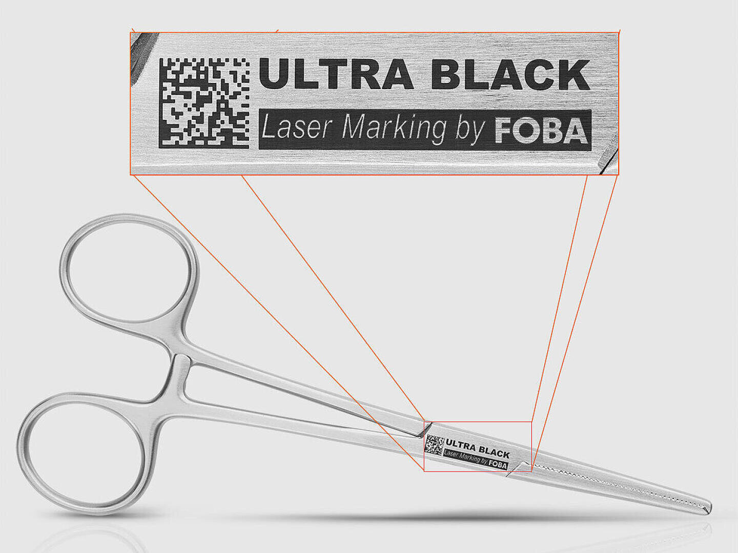 Eine chirurgische Schere mit einer Nahaufnahme, auf der ein Metallschild mit der Aufschrift „ULTRA BLACK Laser Marking by FOBA“ und ein QR-Code zu sehen sind, der in eine der Klingen eingraviert ist.