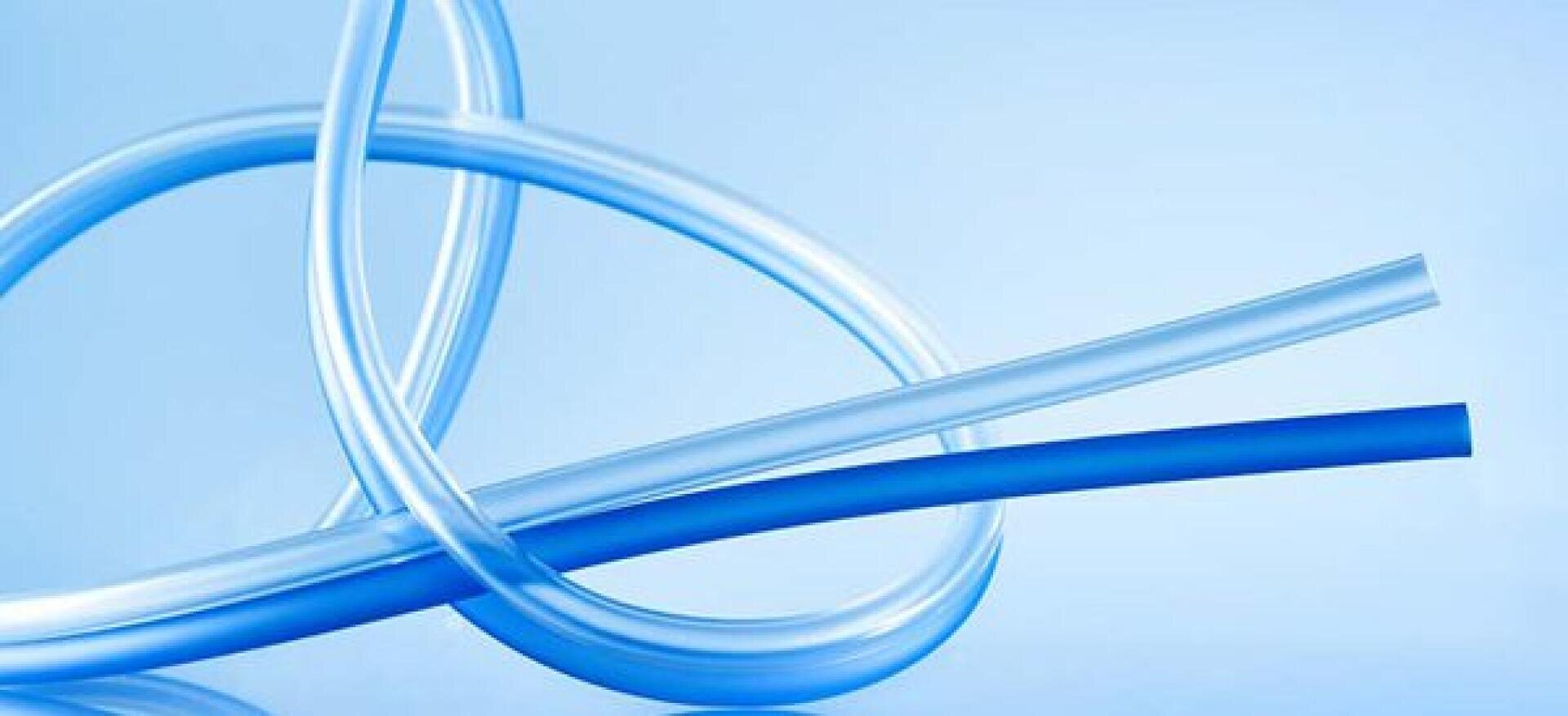 Zwei transparente Silikonschläuche sind vor einem blauen Hintergrund mit Farbverlauf ineinander verschlungen, wobei ein Schlauch im Vordergrund stärker hervortritt.