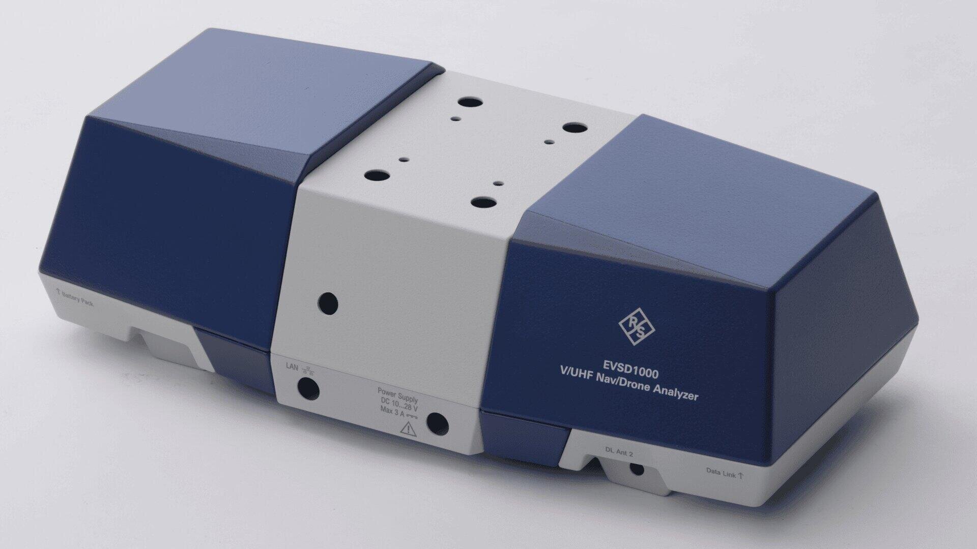 Ein blaues und graues Rohde & Schwarz EVSD1000 VUHF NavDrone Analyzer Gerät mit mehreren Anschlüssen und Tasten, das zum Testen und Analysieren von Funkfrequenzen verwendet wird.