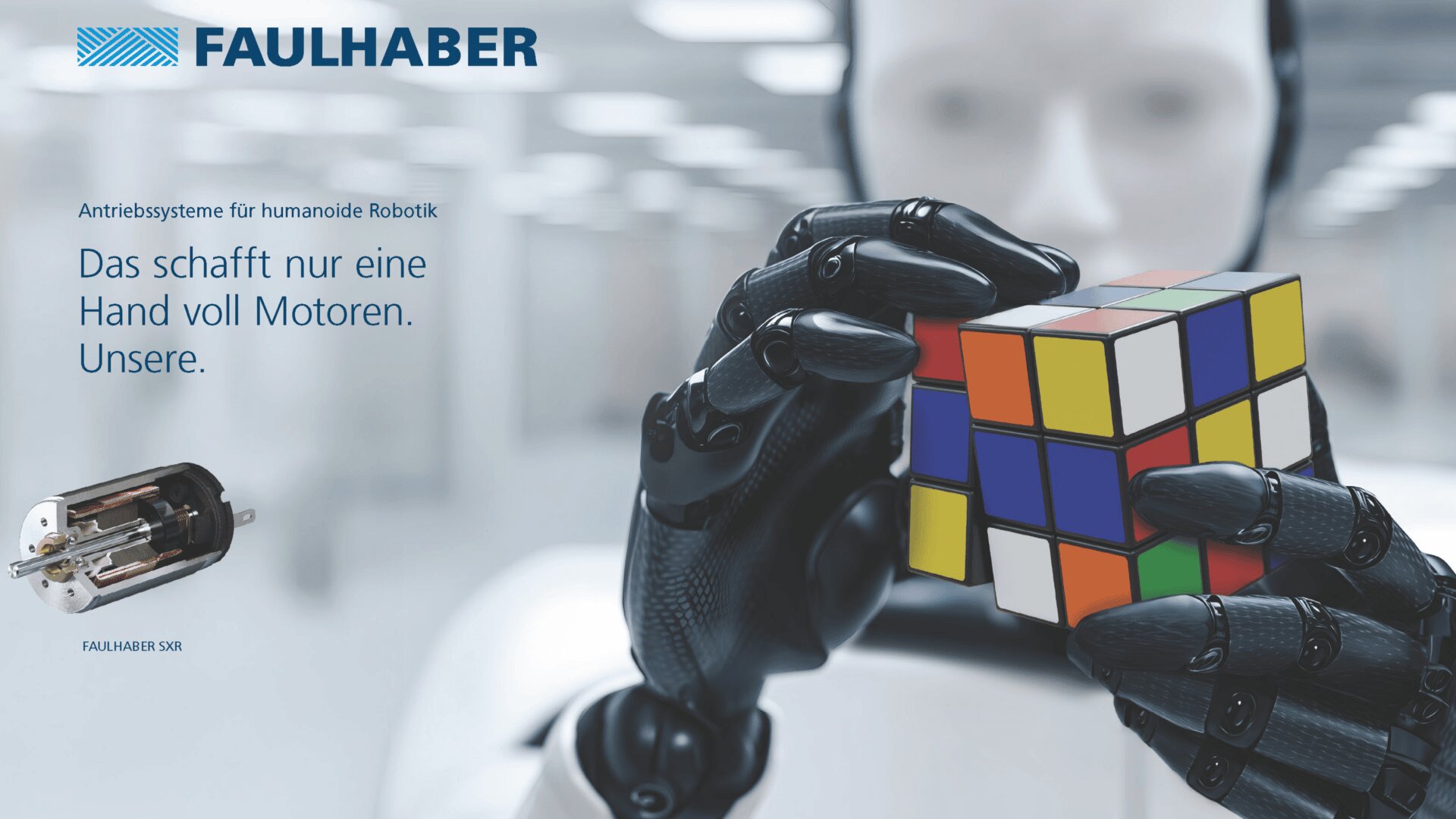 Eine humanoide Roboterhand löst einen Zauberwürfel. Links sind das FAULHABER-Logo und ein Text zu Antriebssystemen für humanoide Roboter zu sehen, darunter ein kleines Bild einer Motorkomponente. Der Hintergrund ist unscharf.