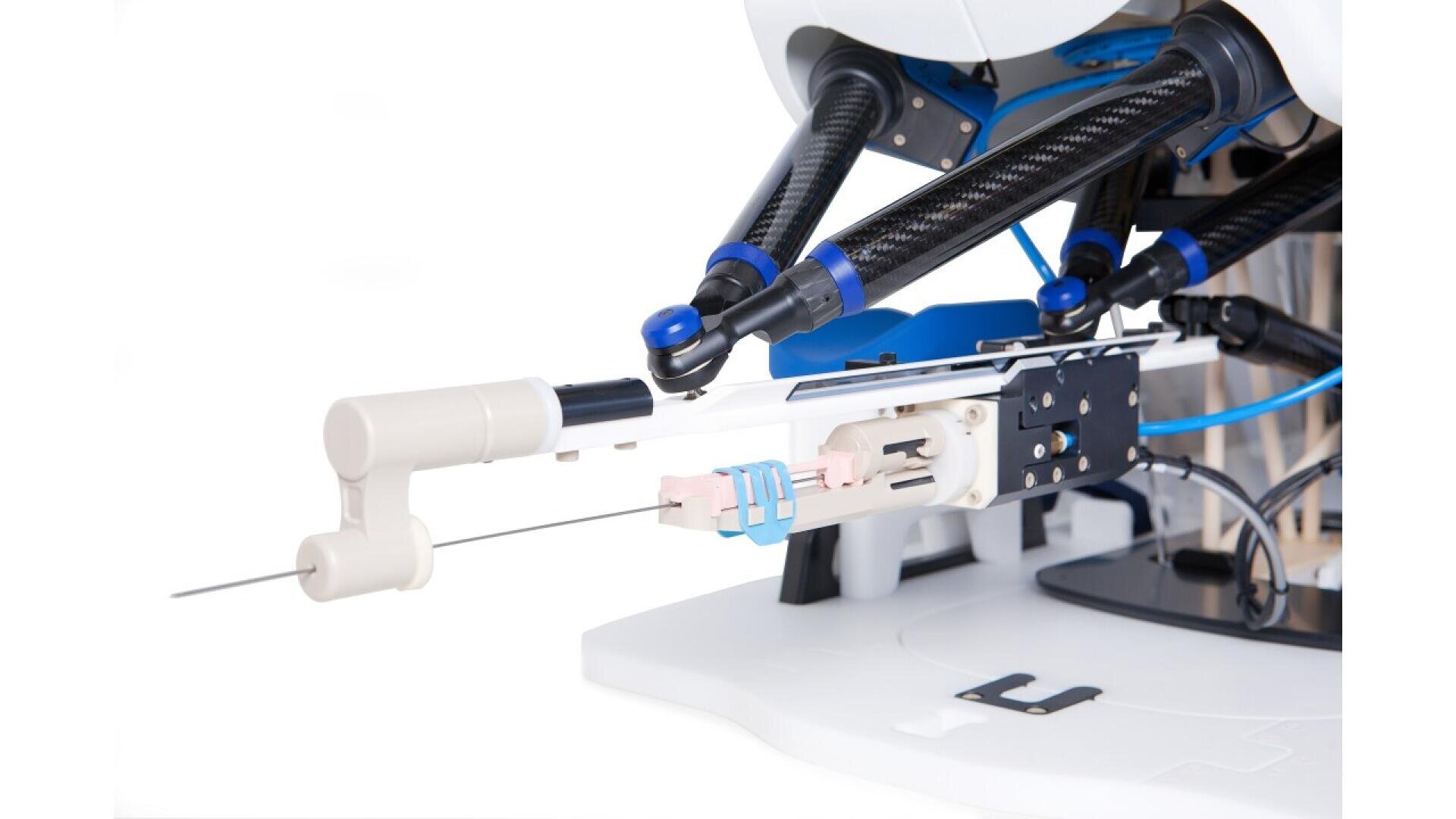 Eine Nahaufnahme eines robotergestützten chirurgischen Instruments mit mechanischen Armen und Gelenken, das ein dünnes, nadelartiges Werkzeug hält, das für medizinische Präzisionseingriffe auf einem weißen Hintergrund entwickelt wurde.