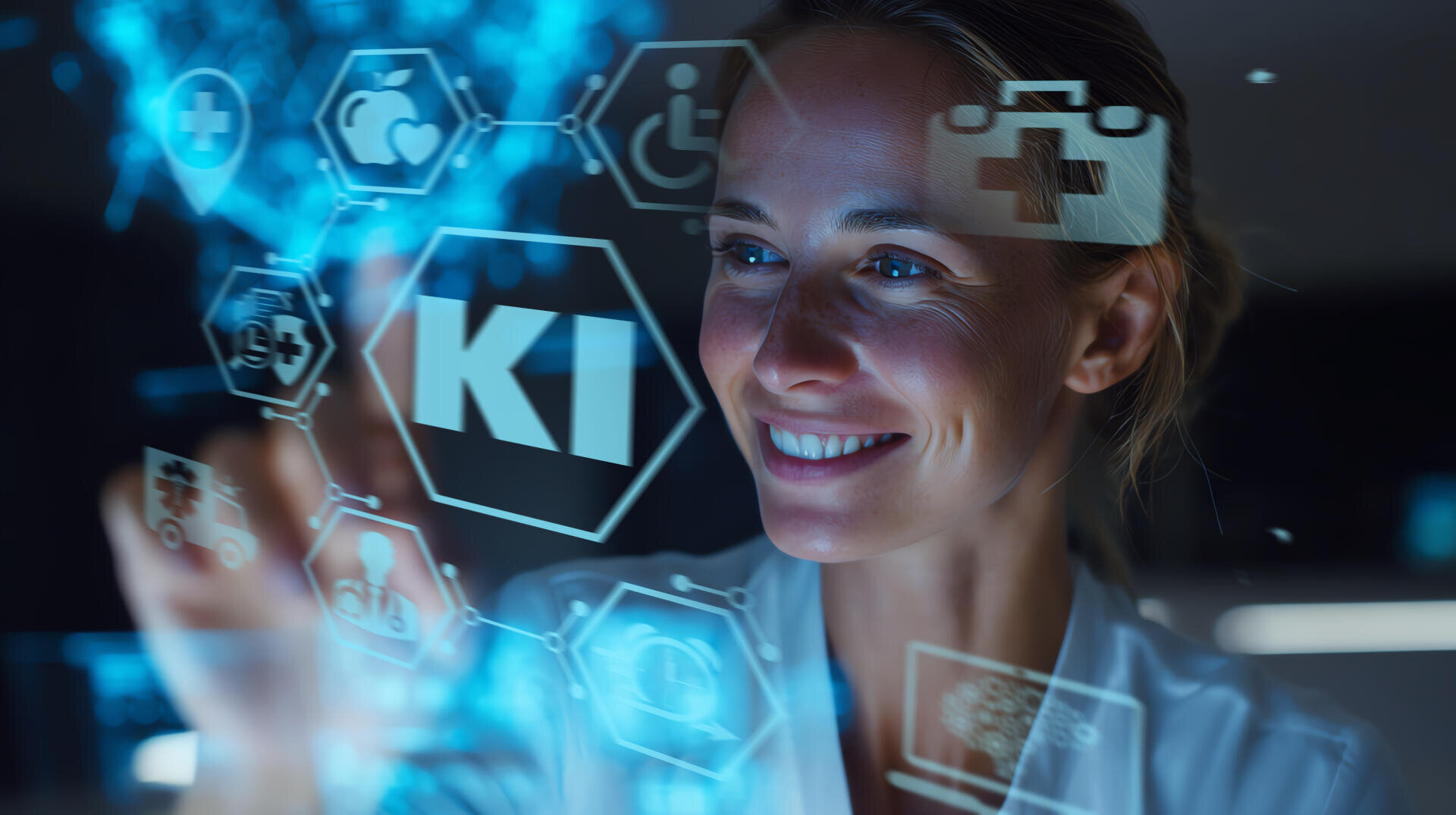 Eine lächelnde Frau interagiert mit futuristischen virtuellen Gesundheitssymbolen und den Buchstaben KI auf einem transparenten Bildschirm, was auf fortschrittliche Medizintechnik oder künstliche Intelligenz im Gesundheitswesen hinweist.