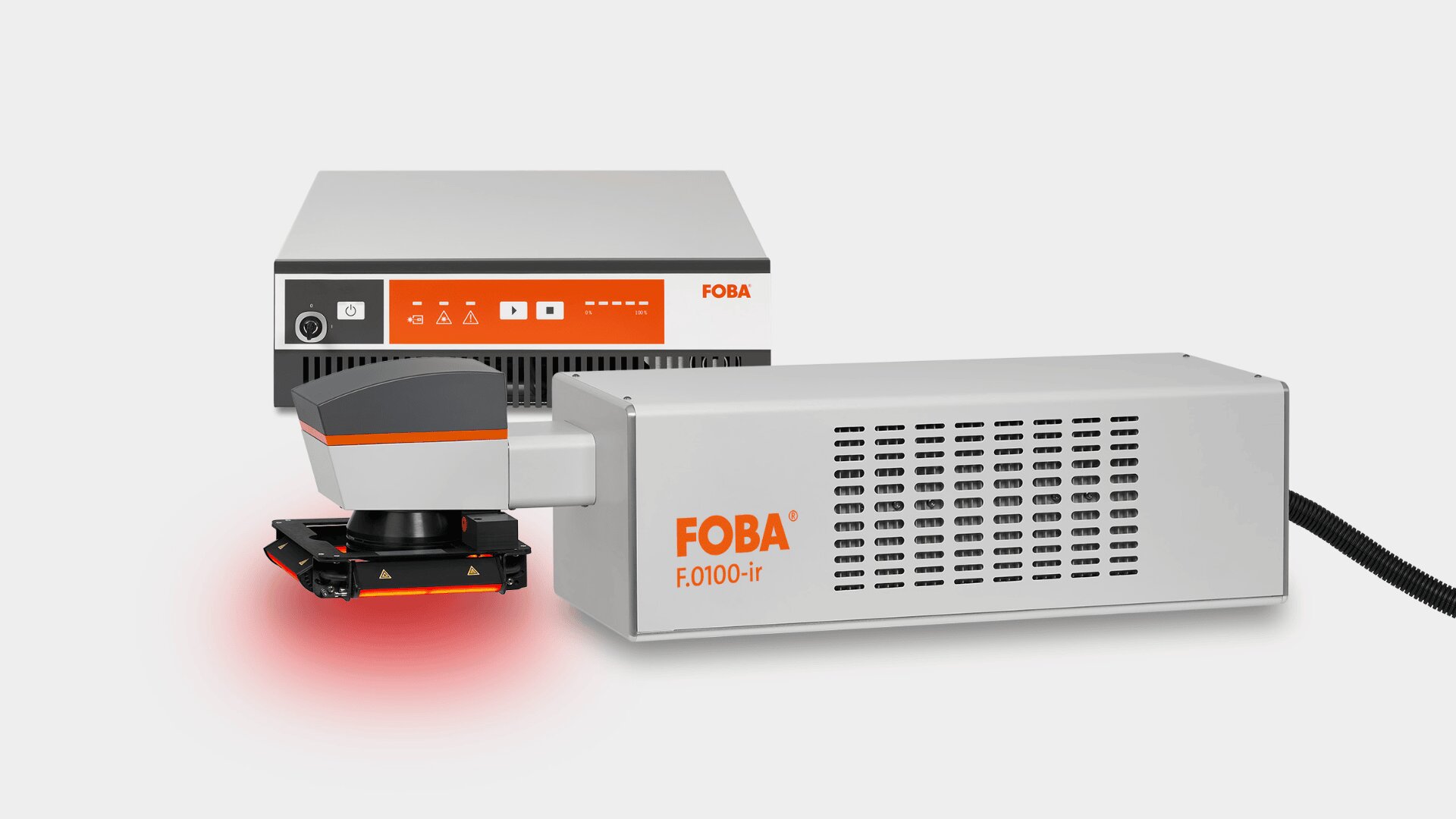 Ein industrielles Laserbeschriftungsgerät FOBA F.0100-ir mit grauem und orangefarbenem Gehäuse, Steuereinheit und einem rot leuchtenden Laserkopf, dargestellt vor einem schlichten weissen Hintergrund.