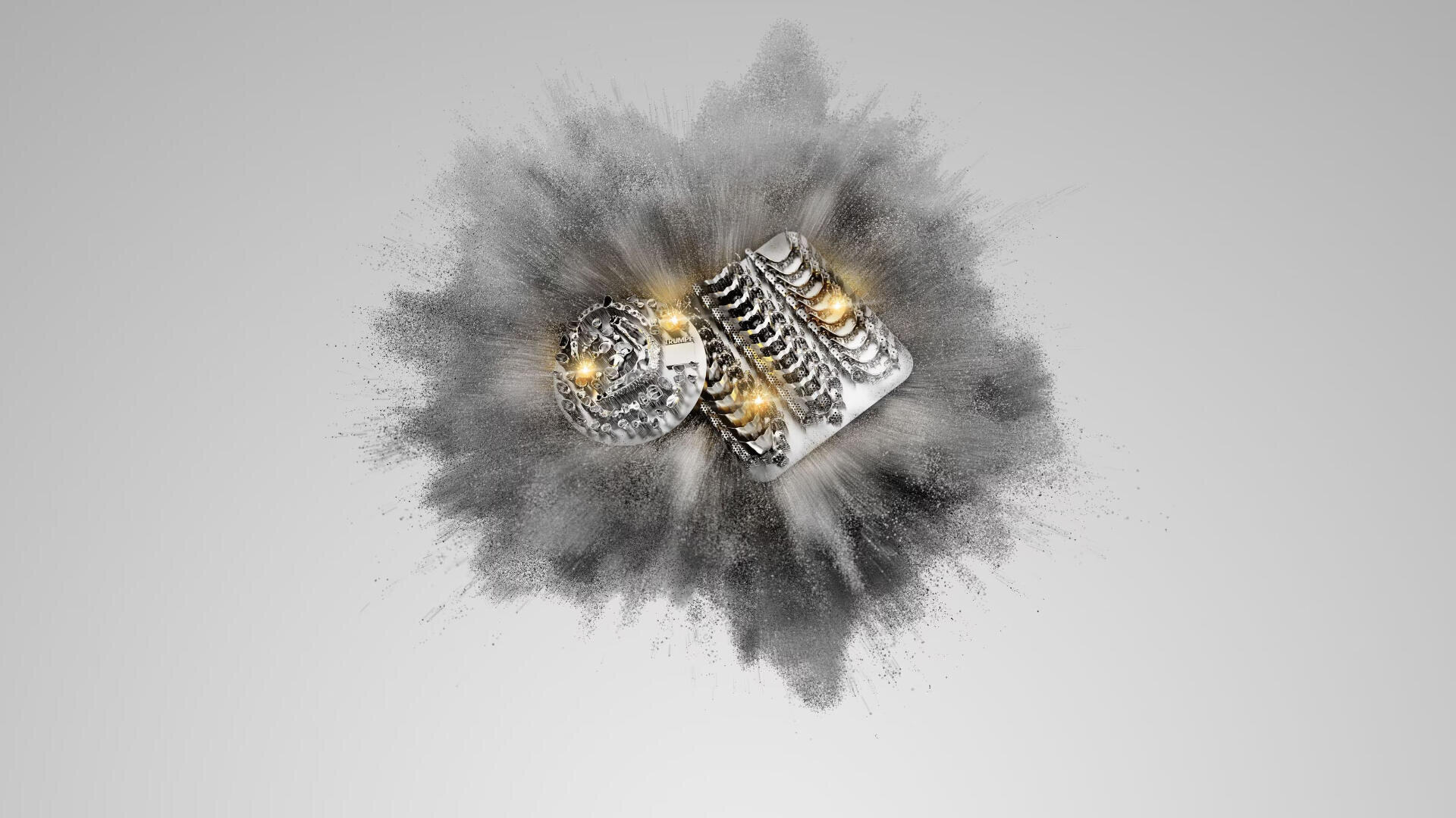 Ein metallisches Zahnrad und eine Komponente mit leuchtenden goldenen Akzenten schweben vor einer dramatischen Explosion aus schwarzem und grauem Pulver auf einem hellgrauen Hintergrund.