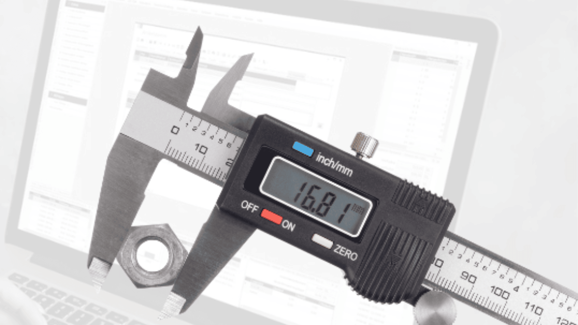 Digitaler Messschieber, der den Durchmesser einer Metallmutter misst und auf seinem Bildschirm 16,81 mm anzeigt, mit einem unscharfen Computerbildschirm im Hintergrund.