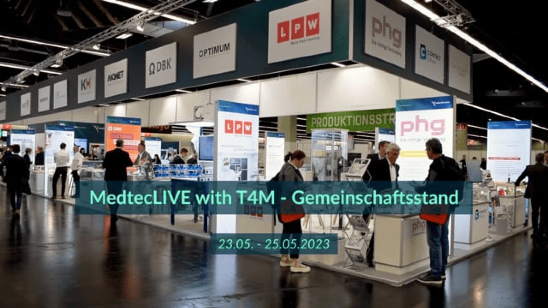 Ausstellungshalle mit verschiedenen Ständen und Ausstellungen auf der MedtecLIVE mit T4M. Besucher interagieren an den Ständen, und auf einem Banner steht „MedtecLIVE mit T4M – Gemeinschaftsstand, 23.05. – 25.05.2023“.