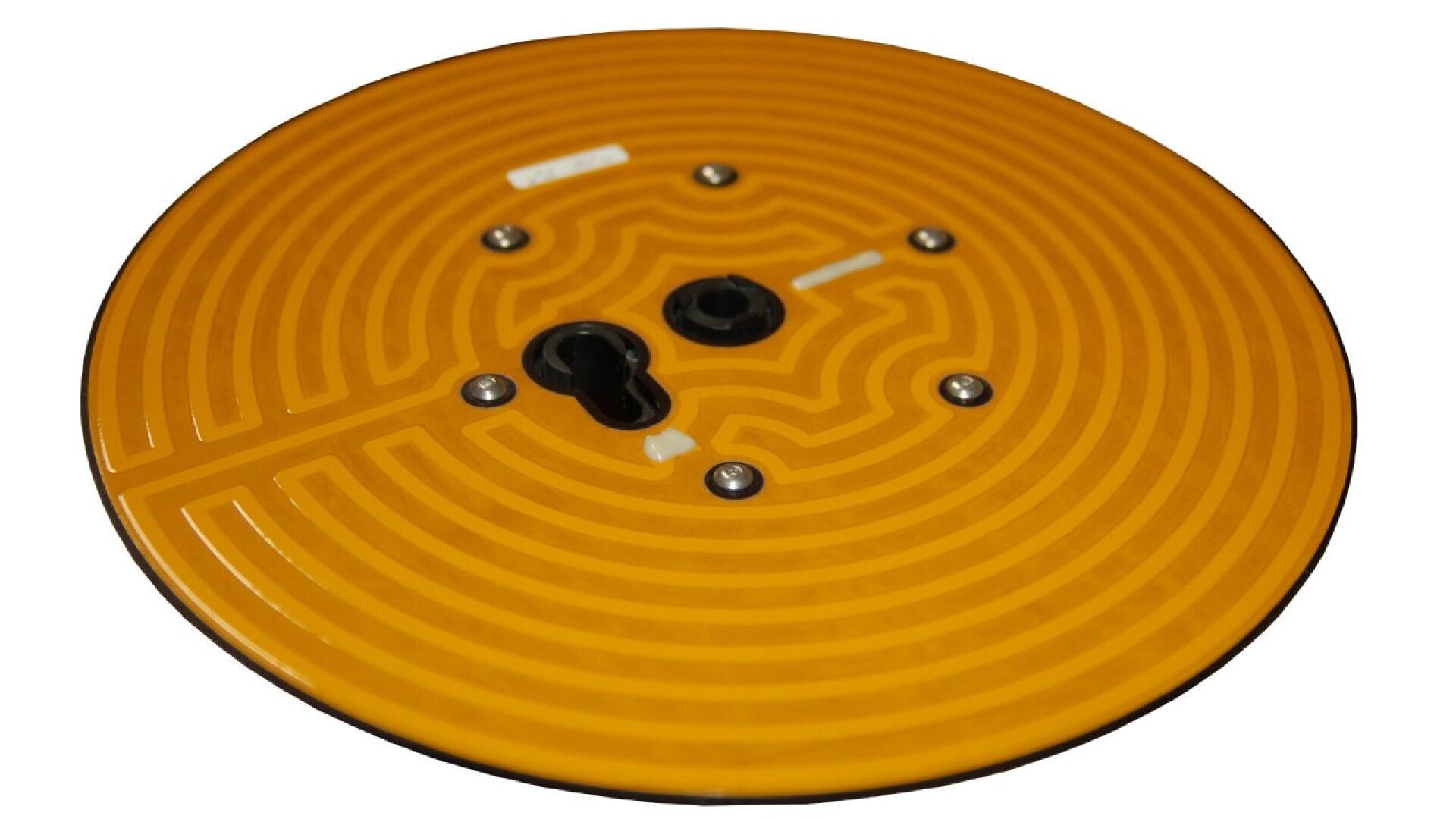 Eine runde, flache, orangefarbene Platine mit einem labyrinthartigen Muster, mehreren kleinen Metallkomponenten und einem schlüssellochförmigen Ausschnitt in der Mitte.