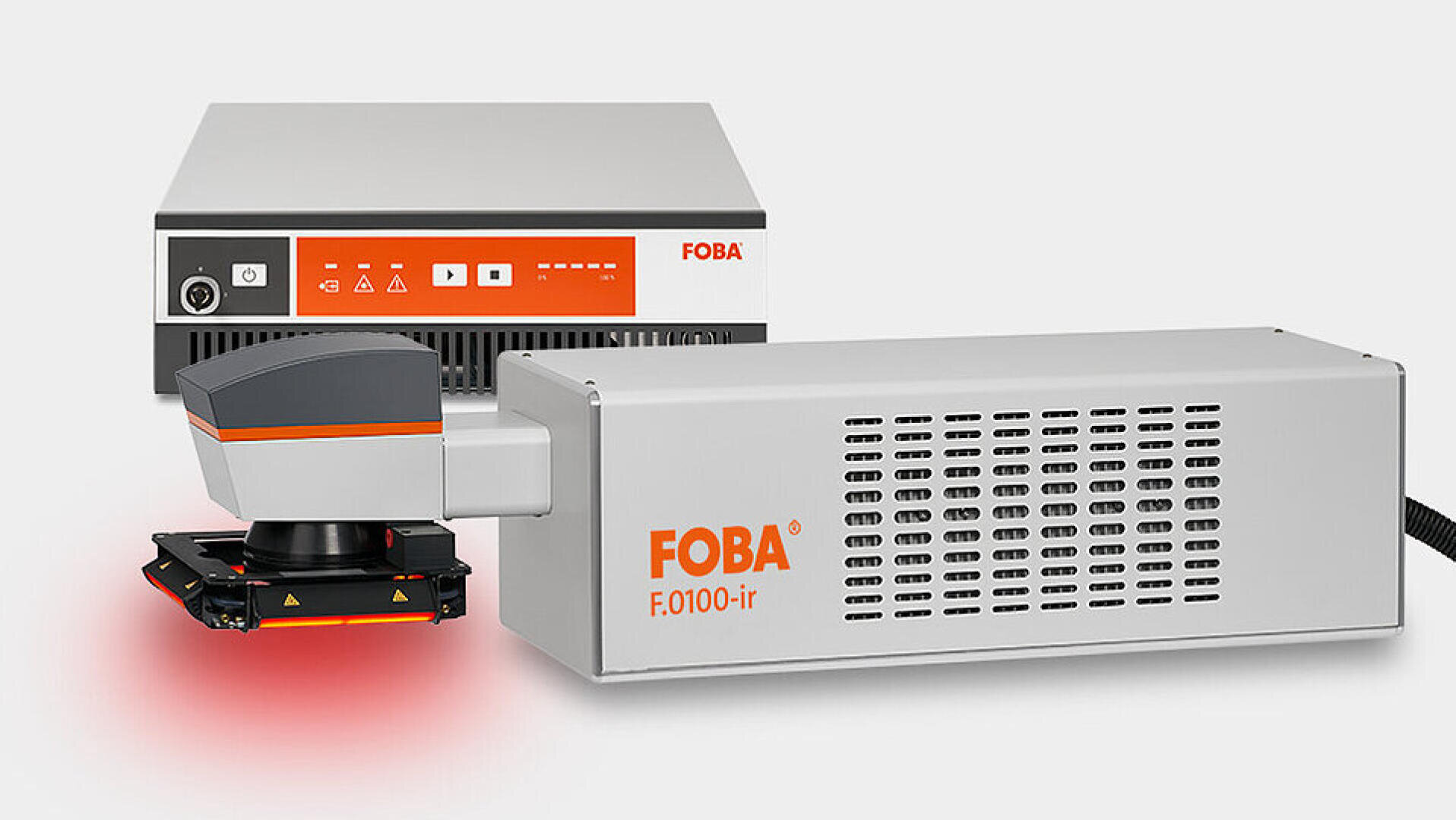 Gezeigt wird ein industrielles Lasermarkiersystem FOBA F.0100-ir mit einer rechteckigen Steuereinheit und einem darunter liegenden rot leuchtenden Laserkopf in den Farben Grau und Orange.