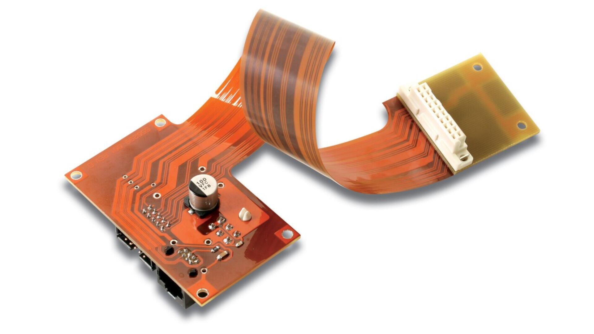 Nahaufnahme einer orangefarbenen flexiblen Leiterplatte mit einem angeschlossenen Flachbandkabel und einem Stecker auf weißem Hintergrund.