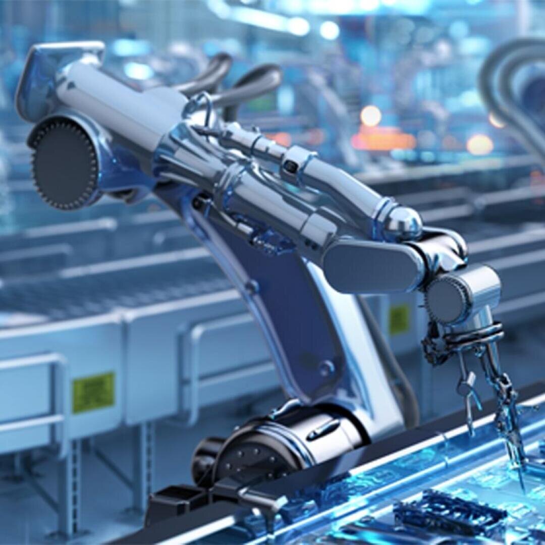 In einer modernen Hightech-Fabrik mit blauer Beleuchtung montiert ein Roboterarm elektronische Bauteile auf einem Förderband.