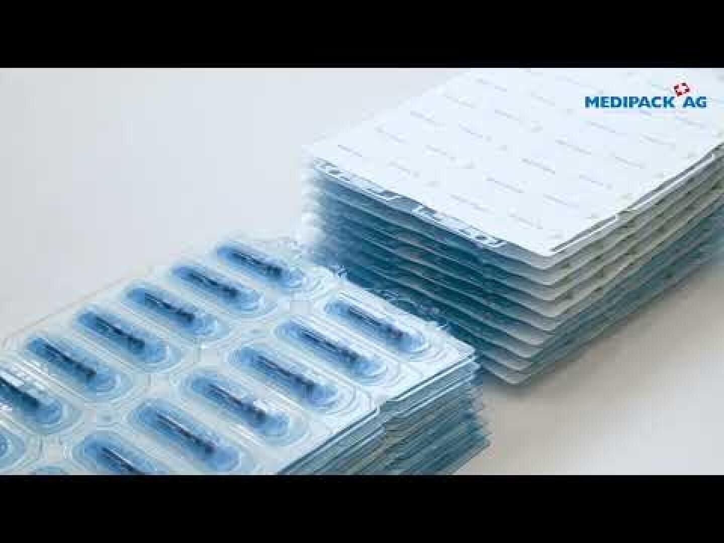 Stapel von versiegelten Blisterpackungen mit blauen Kapseln, mit dem Logo der Medipack AG in der oberen rechten Ecke auf weißem Hintergrund.