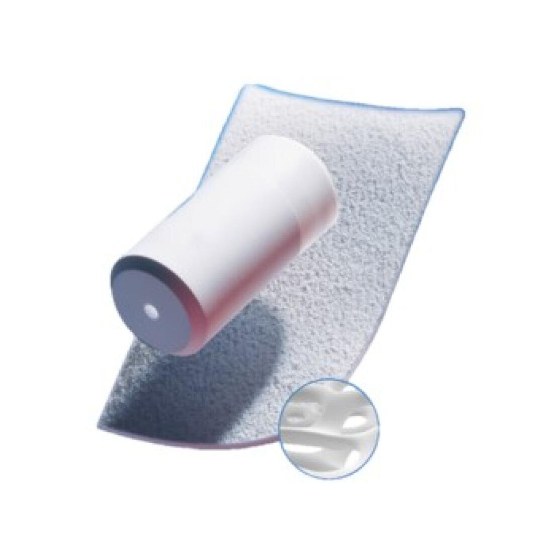 Ein medizinischer Schaumstoffverband mit einem weißen zylindrischen Kanister darauf, dargestellt auf weißem Hintergrund. Ein eingeschobener Kreis zeigt eine Nahaufnahme der strukturierten Oberfläche des Verbandes.