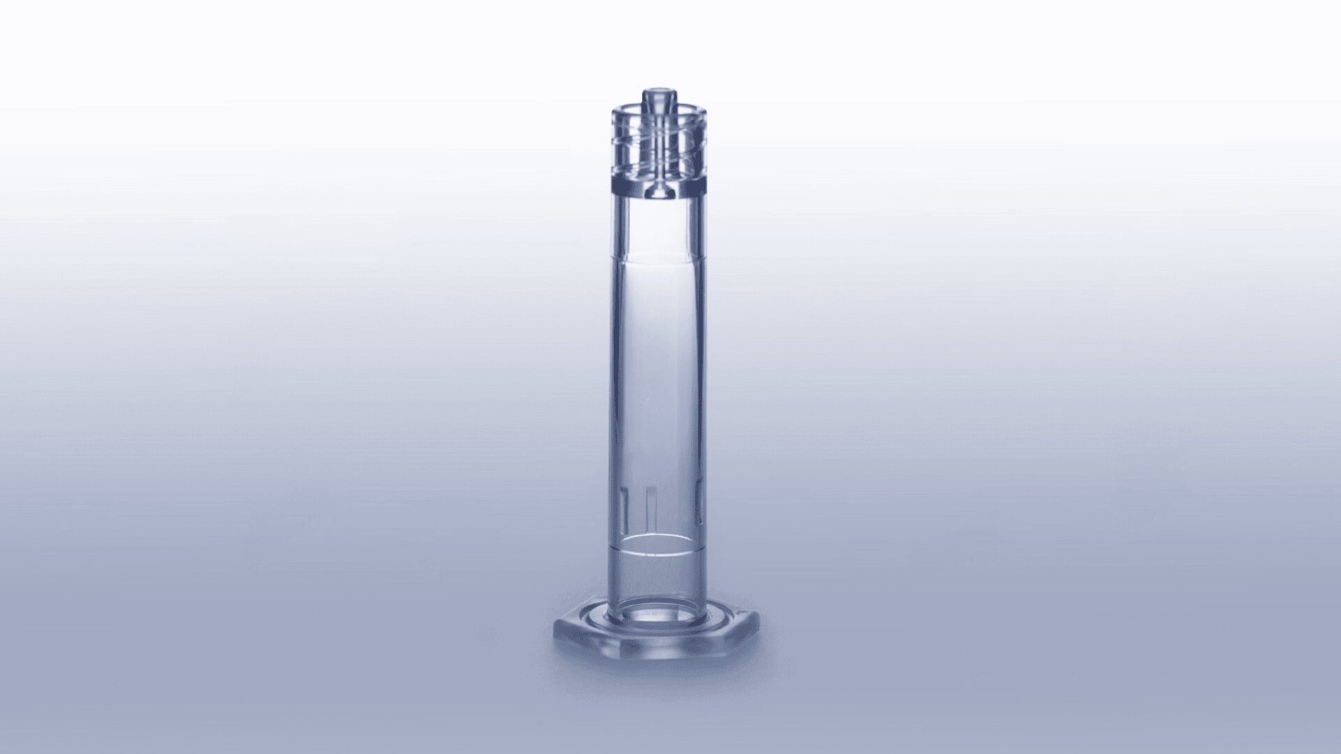 Ein transparenter, zylindrischer Laborbehälter, möglicherweise ein Reagenzglas oder ein Fläschchen, steht aufrecht auf einem blau-weißen Hintergrund mit Farbverlauf.