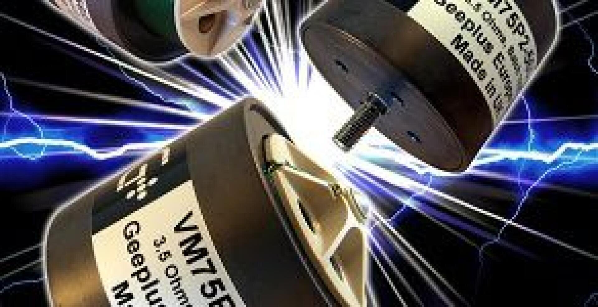 Drei zylindrische Elektromotorkomponenten mit weißen Etiketten schweben vor einem Hintergrund aus hellen, gezackten blauen und weißen elektrischen Funken.