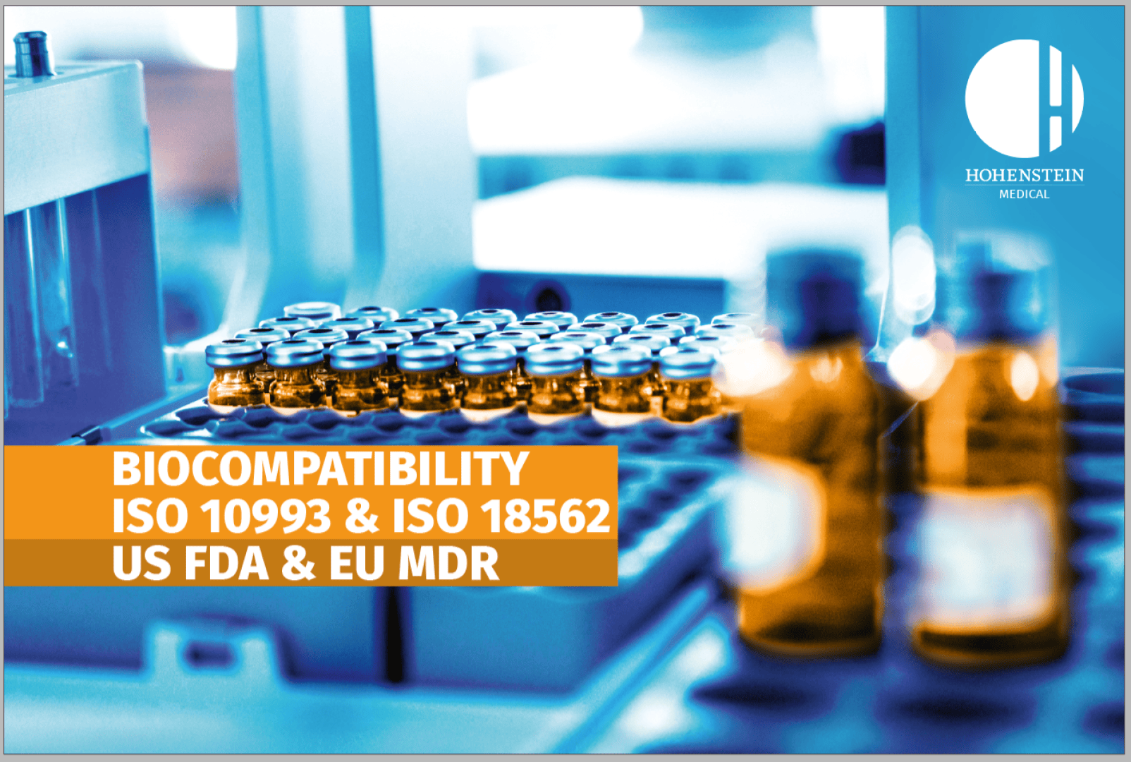 Nahaufnahme von Laborfläschchen und -geräten mit einer blauen und orangefarbenen Überlagerung. Der Text lautet: Biokompatibilität ISO 10993 & ISO 18562, US FDA & EU MDR. Das Logo von Hohenstein Medical erscheint in der oberen rechten Ecke.