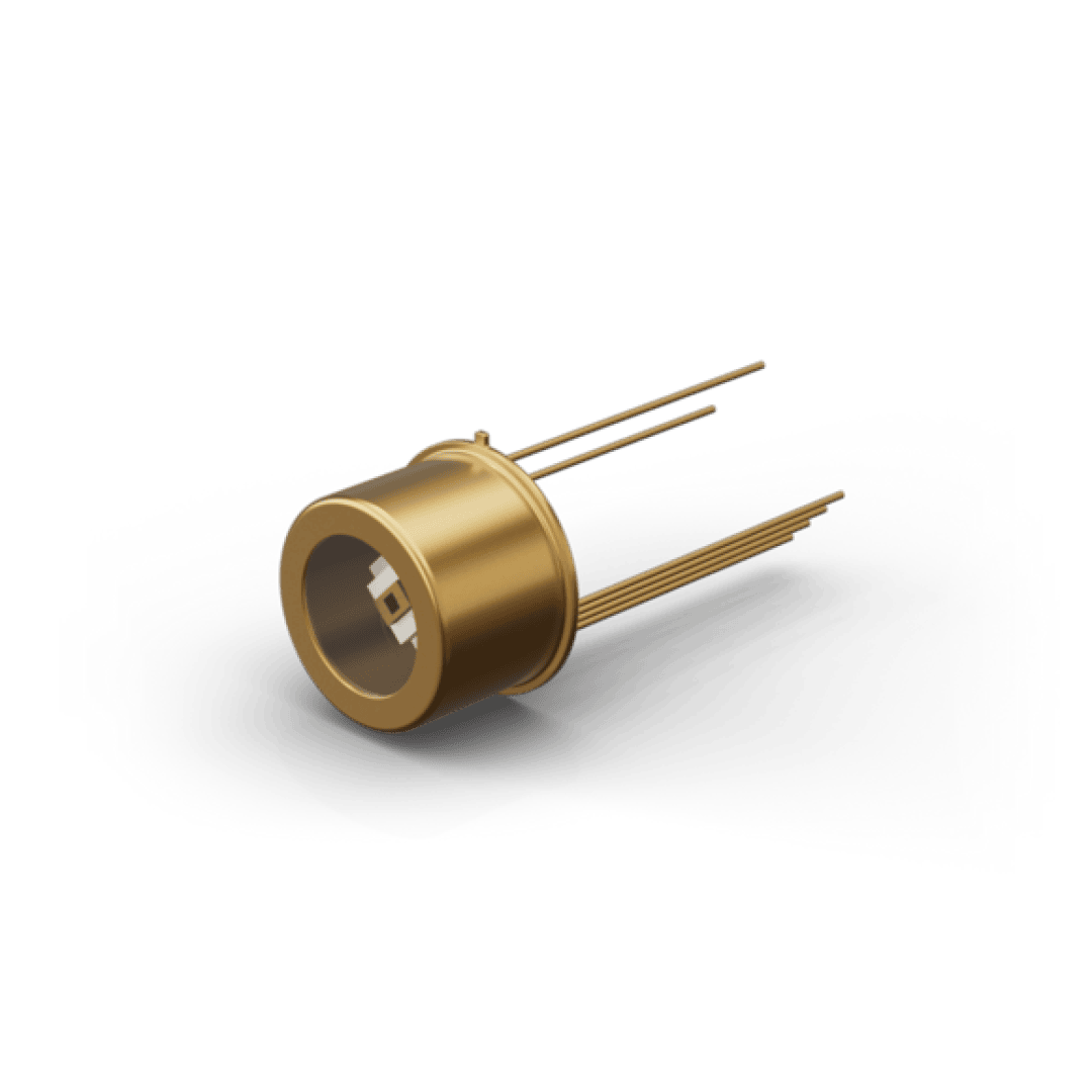 Eine goldene zylindrische elektronische Komponente mit vier langen Metallstiften, die aus der Rückseite herausragen, dargestellt auf einem schlichten Hintergrund.