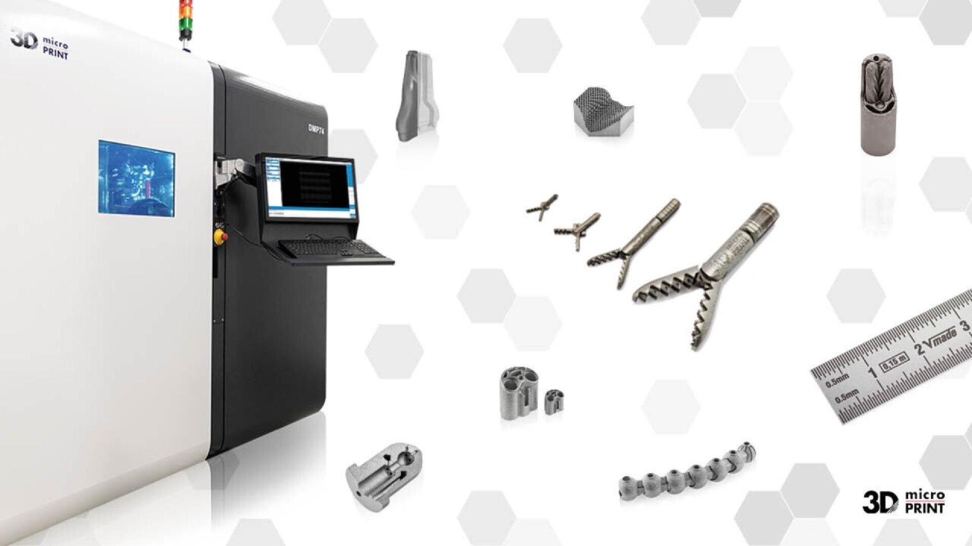 A 3D printer with a computer interface stands on the left, while various small 3D-printed metal objects and a ruler are displayed on a white background to the right. The 3D Micro Print logo is in the lower right corner.