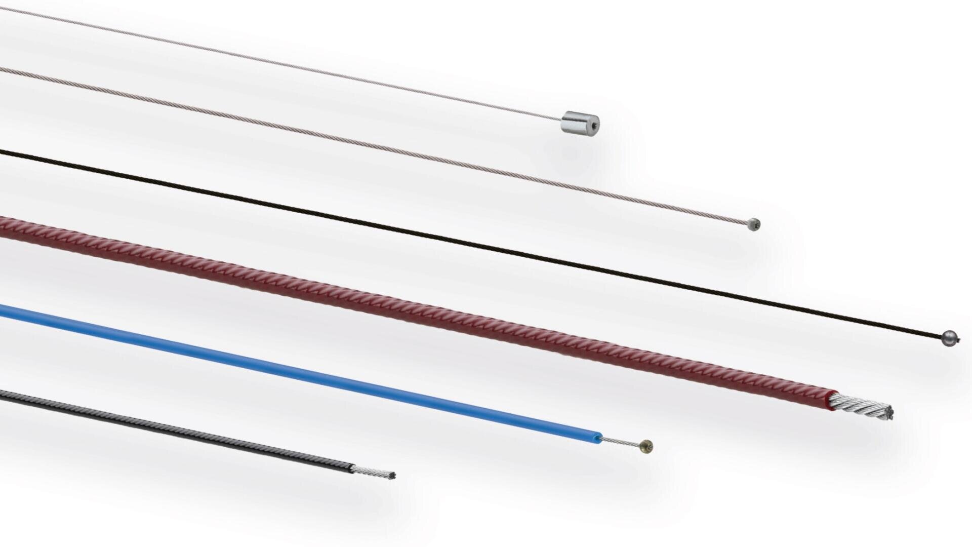 Fünf Kabel unterschiedlicher Dicke und Materialien, darunter Metall-, schwarze, rote und blaue Manteltypen, sind diagonal auf weißem Hintergrund abgebildet. Jedes Kabel hat ein anderes Endstück oder einen anderen Stecker.