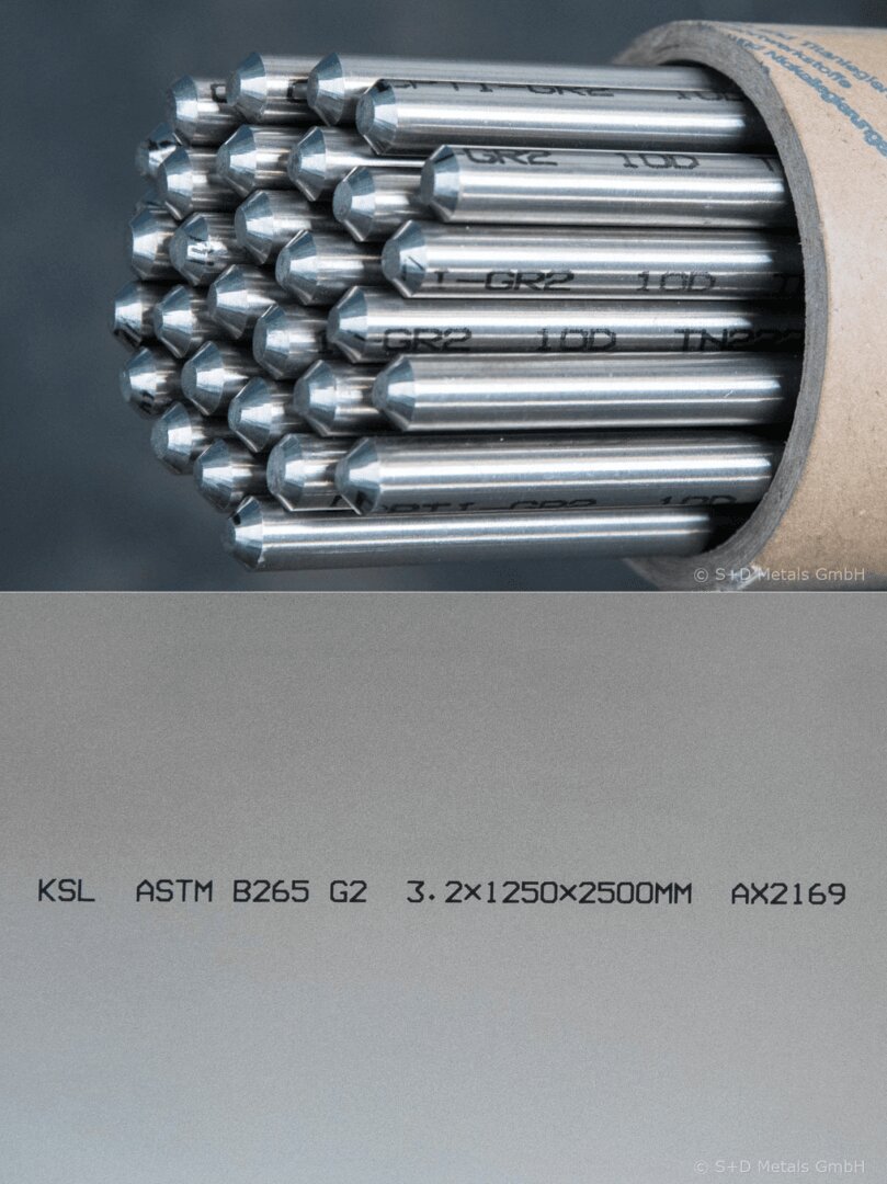 Nahaufnahme mehrerer Metallstäbe mit abgerundeten Spitzen, die in einer Pappröhre gestapelt sind, über einem flachen Metallblech mit der Aufschrift KSL ASTM B265 G2 3,2 x 1250 x 2500 MM AX2169.