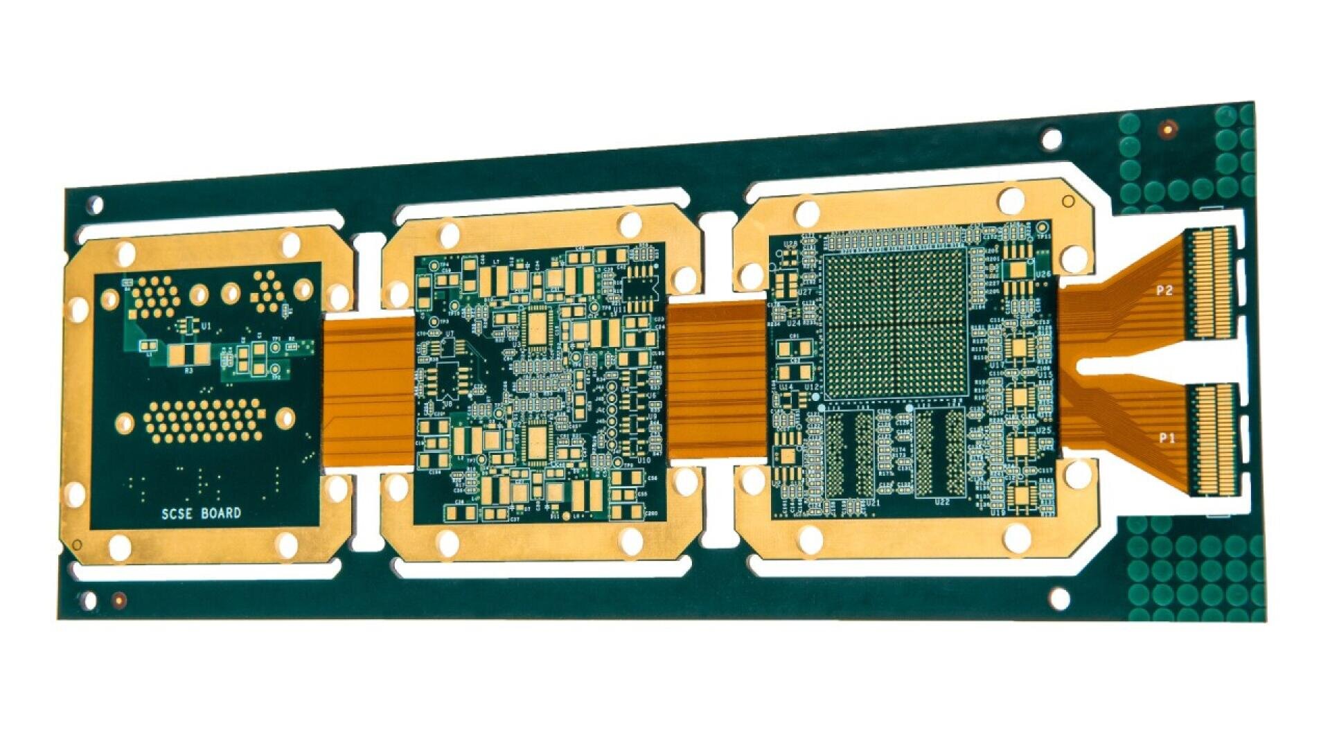 Eine Nahaufnahme einer flexiblen Leiterplatte mit drei Hauptabschnitten in Grün und Gold, die durch orangefarbene flexible Streifen verbunden sind und komplizierte Muster aus elektronischen Komponenten und Pfaden aufweisen.