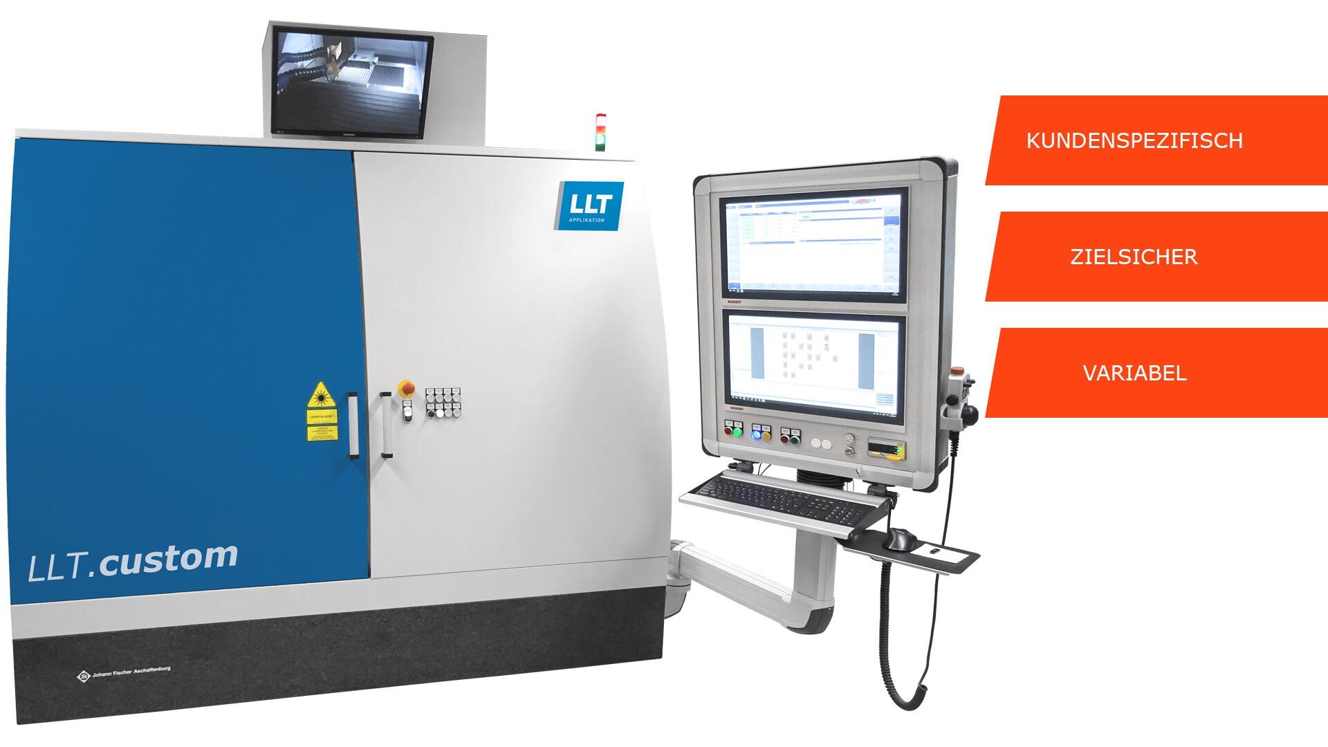 Eine große Industriemaschine mit der Aufschrift LLT.custom steht neben einem Bedienfeld mit mehreren Bildschirmen. Drei orangefarbene Aufkleber auf der rechten Seite lauten: KUNDENSPEZIFISCH, ZIELSICHER, und VARIABEL.