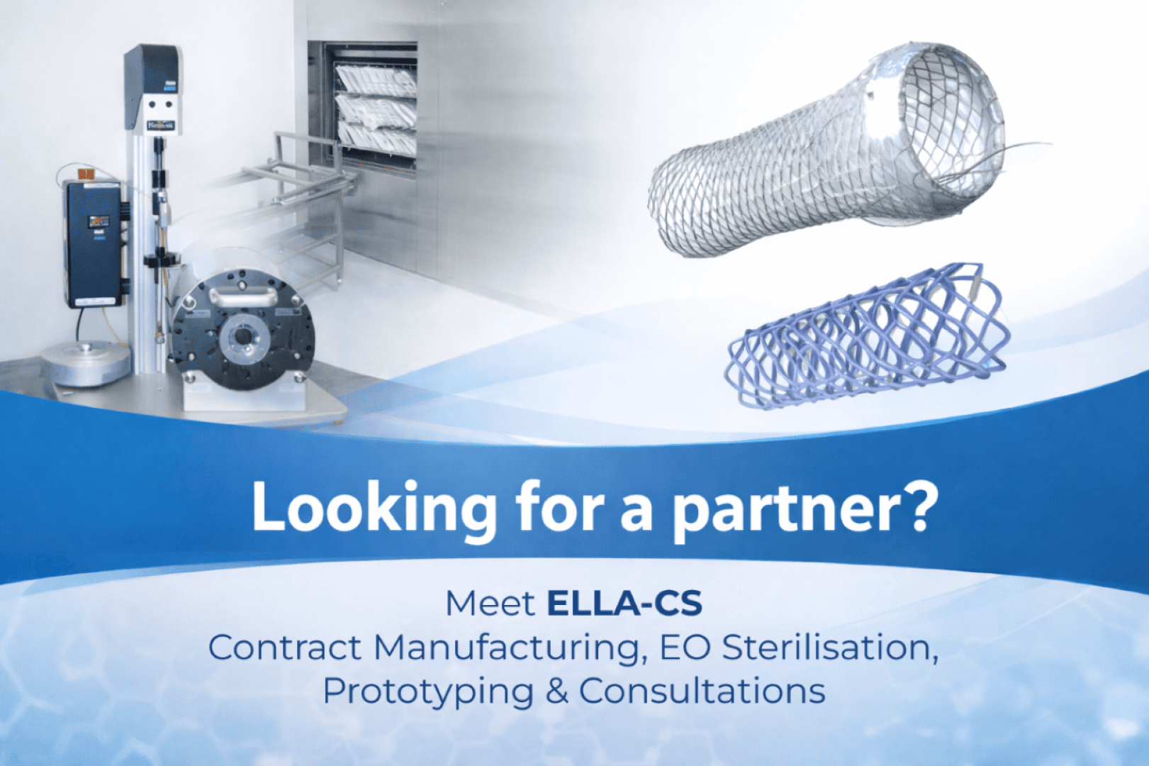 Werbebild für ELLA-CS, das eine medizinische Fertigungsanlage und zwei Stents aus Drahtgeflecht zeigt, mit einem Text, der zu einer Partnerschaft für Auftragsfertigung, EO-Sterilisation, Prototyping und Beratung einlädt.