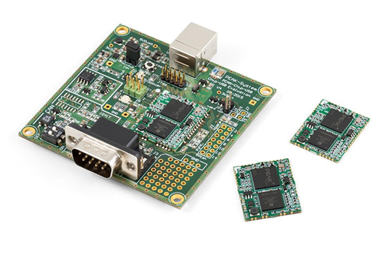 Eine grüne Leiterplatte mit verschiedenen elektronischen Komponenten, darunter ein großer Stecker und ein Ethernet-Anschluss, ist neben zwei kleineren Schaltkreisen auf weißem Hintergrund zu sehen.