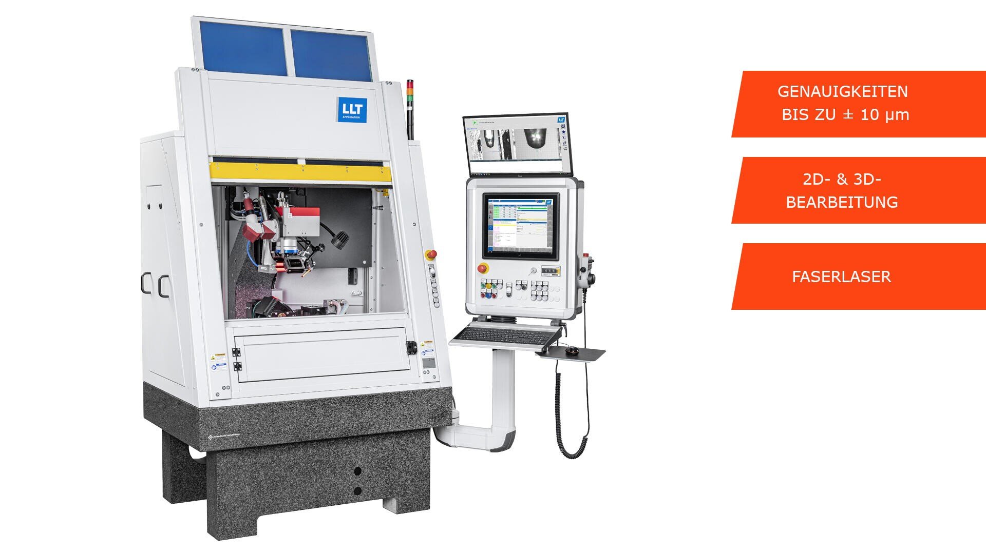 Eine Präzisions-Laserbearbeitungsmaschine mit einem angeschlossenen Bedienfeld mit mehreren Bildschirmen. Auf der rechten Seite sind orangefarbene Schilder zu sehen: "GENAUIGKEITEN BIS ZU ± 10 µm", "2D- & 3D-BEARBEITUNG" und "FASERLASER".