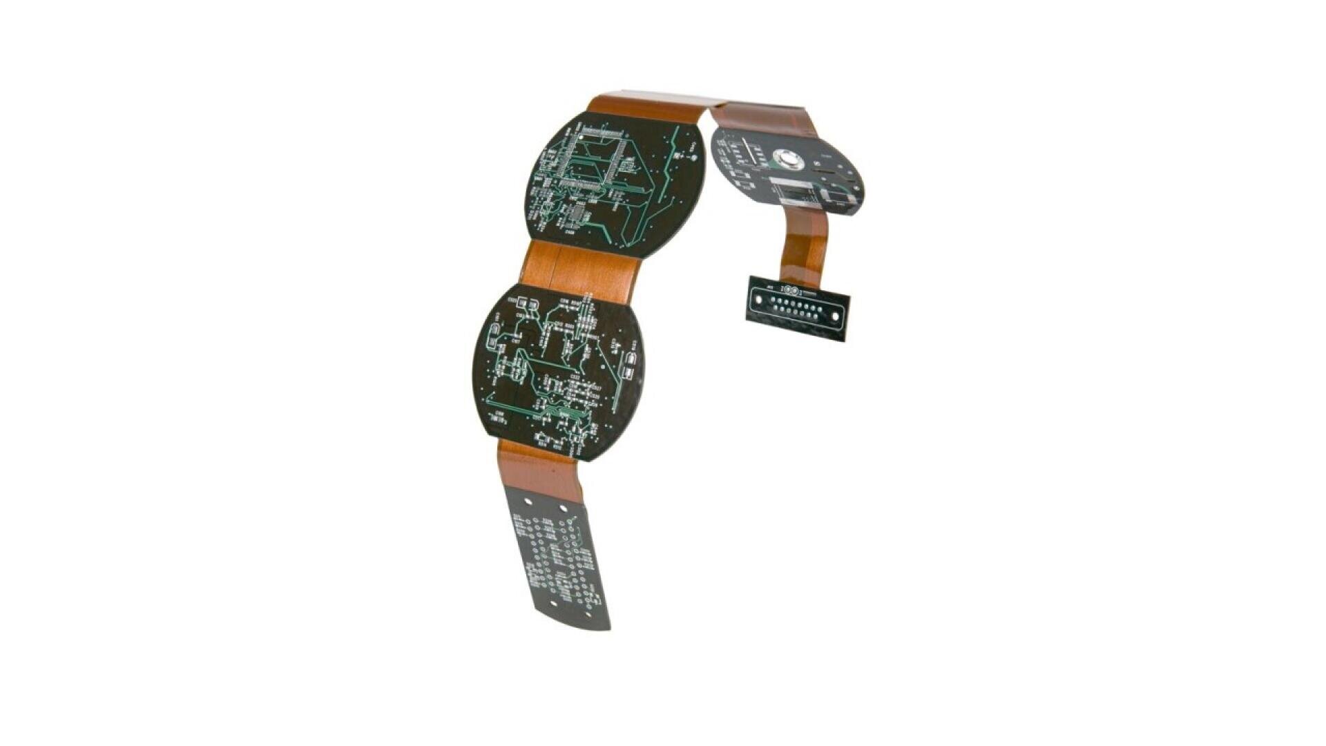Eine flexible elektronische Leiterplatte mit mehreren verbundenen Abschnitten, teils rund, teils rechteckig, auf weißem Hintergrund. Auf der Oberfläche der Leiterplatte sind sichtbare Schaltkreise und Komponenten aufgedruckt.