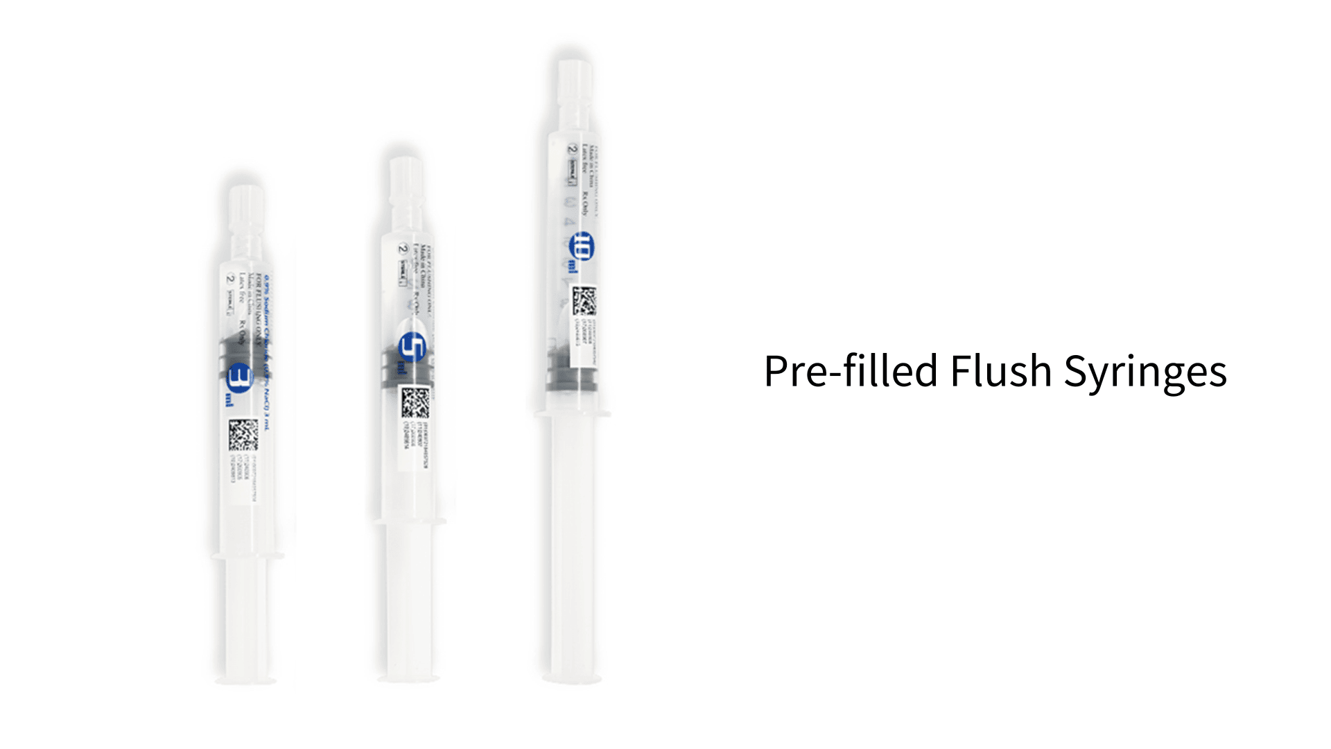 Drei vorgefüllte Spülspritzen unterschiedlicher Größe sind vertikal auf weißem Hintergrund angeordnet, mit dem Text Pre-filled Flush Syringes (Vorgefüllte Spülspritzen) auf der rechten Seite.