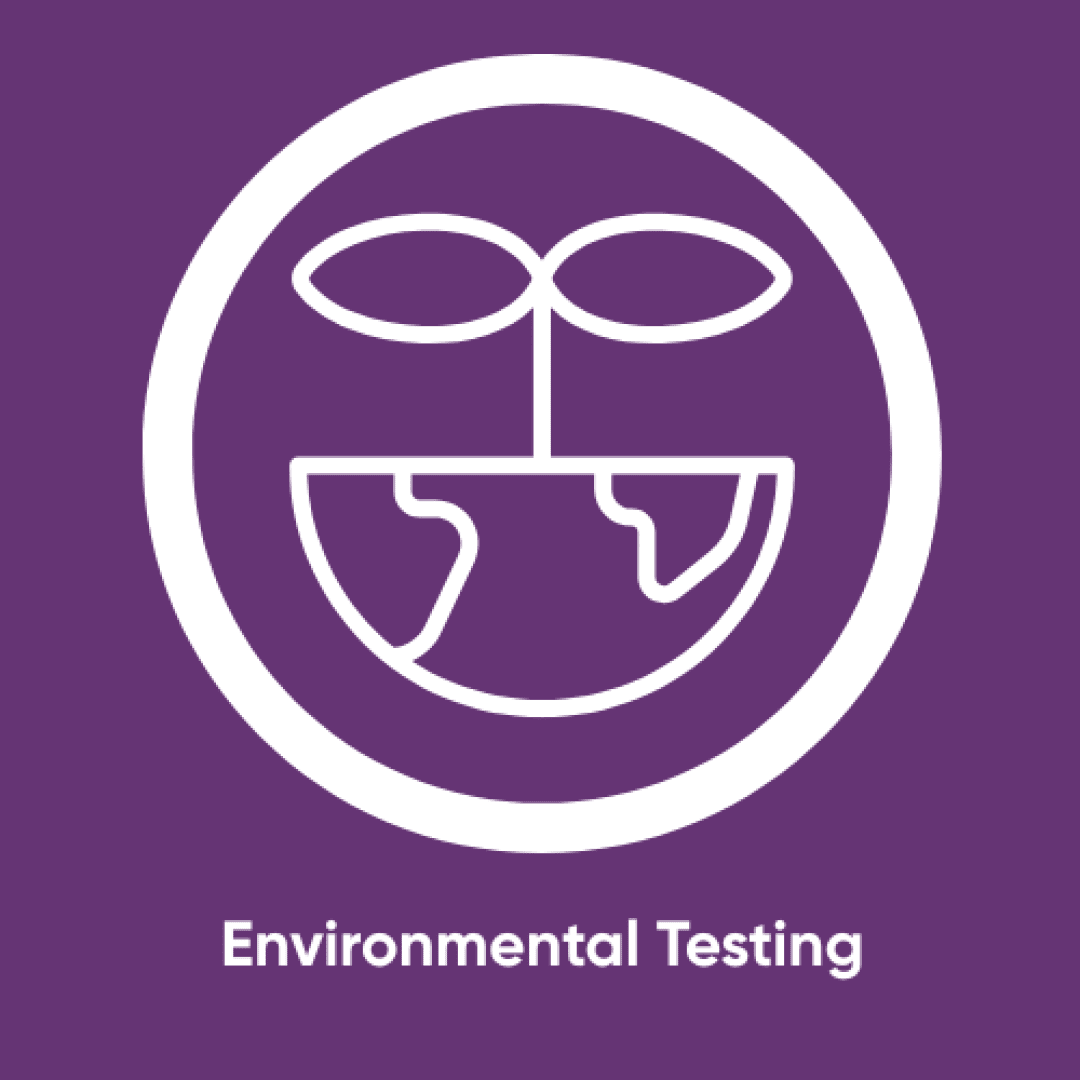 Ein weißer Umriss einer sprießenden Pflanze, die aus einer Halbkugel im Inneren eines Kreises wächst, auf violettem Hintergrund. Darunter stehen in weißer Schrift die Worte "Environmental Testing".