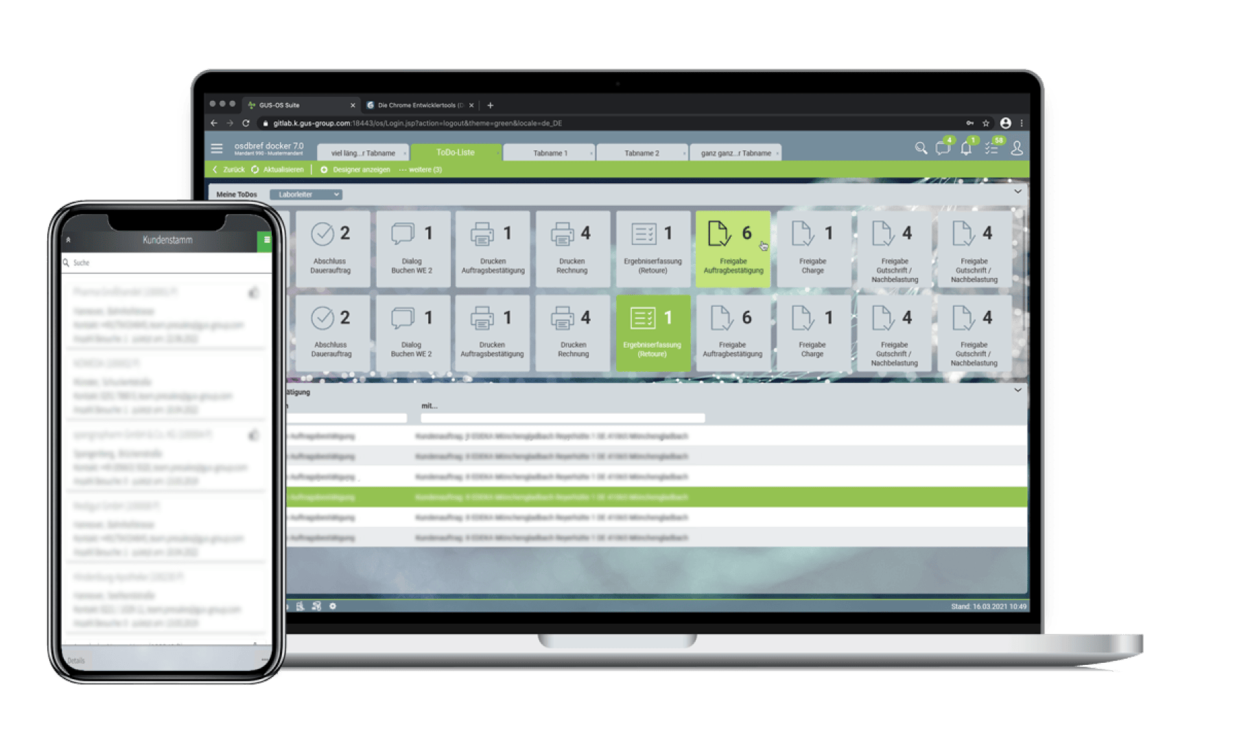 Ein Smartphone und ein Laptop zeigen eine Software-Schnittstelle an; der Laptop zeigt ein Dashboard mit Symbolen, Registerkarten und einem hervorgehobenen Element, während das Telefon einen verschwommenen Menübildschirm zeigt.