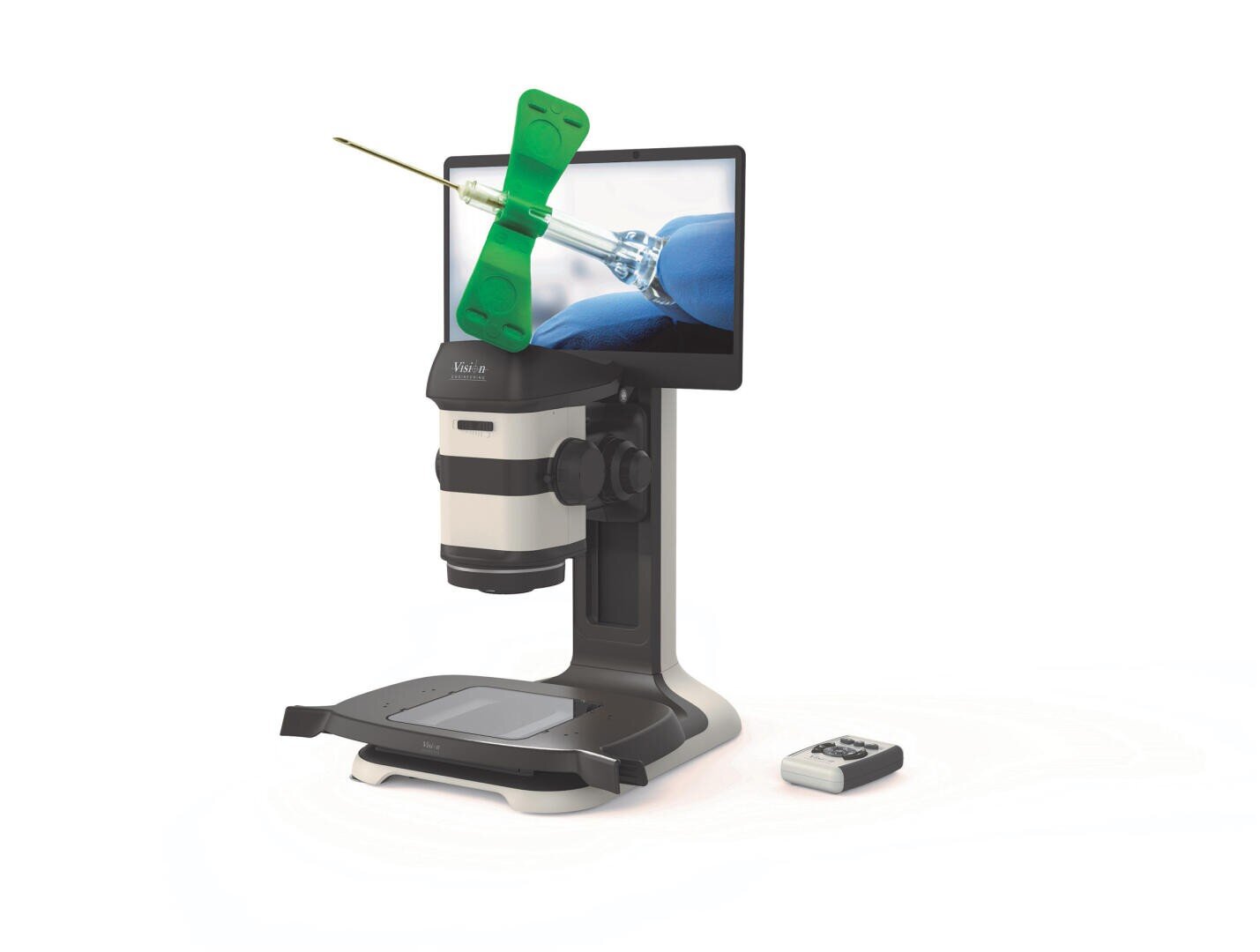 Auf dem Bildschirm eines Digitalmikroskops ist eine Nahaufnahme einer grünen Plastiklibelle zu sehen, die sich unter dem Objektiv befindet. Eine kleine Fernbedienung liegt in der Nähe auf einer weißen Fläche.