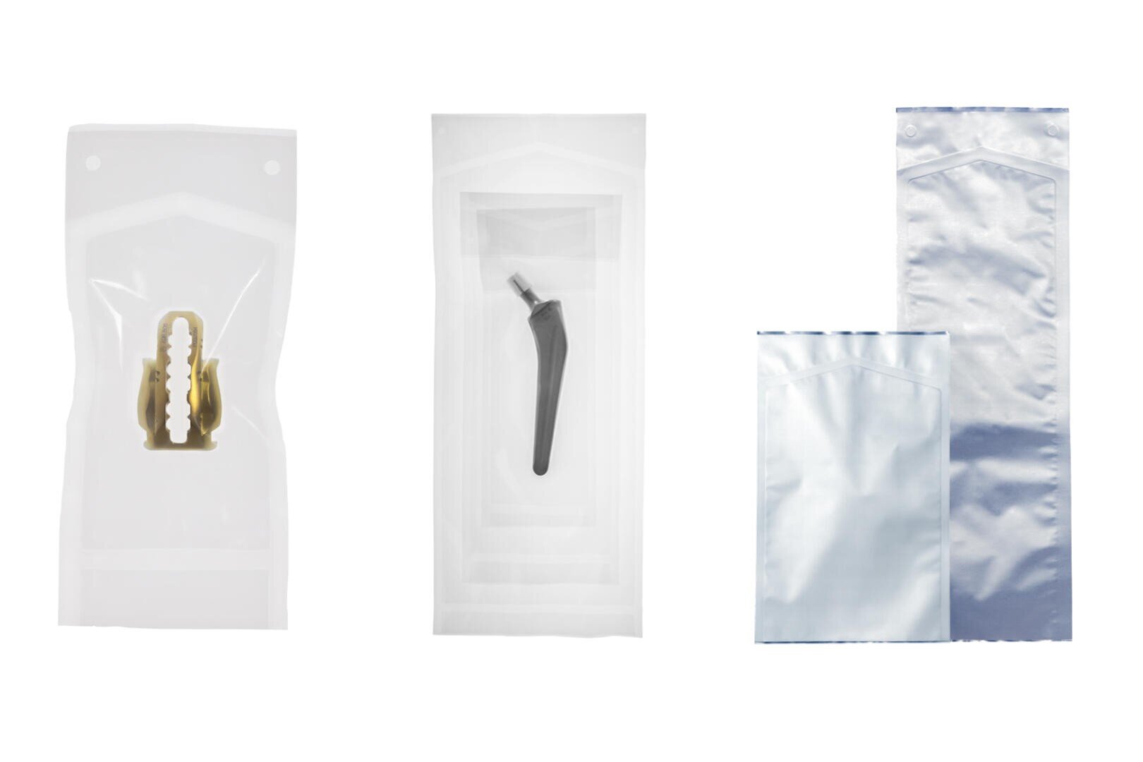 Drei verschiedene sterile medizinische Beutel: einer mit einer beigen Klemme, einer mit einem schwarzen Werkzeug und zwei leere weiße Beutel, alle vor einem weißen Hintergrund.