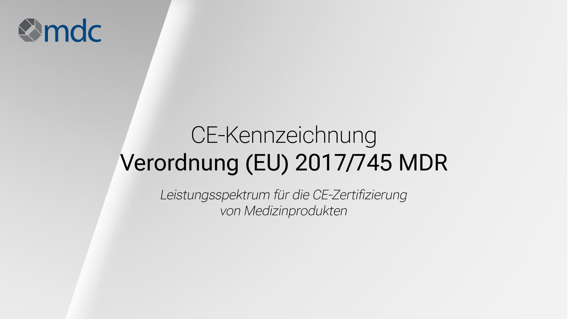 Folie mit mdc-Logo und Text: CE-Kennzeichnung Verordnung (EU) 2017/745 MDR. Leistungsspektrum für die CE-Zertifizierung von Medizinprodukten. Grauer Hintergrund mit Farbverlaufseffekt.