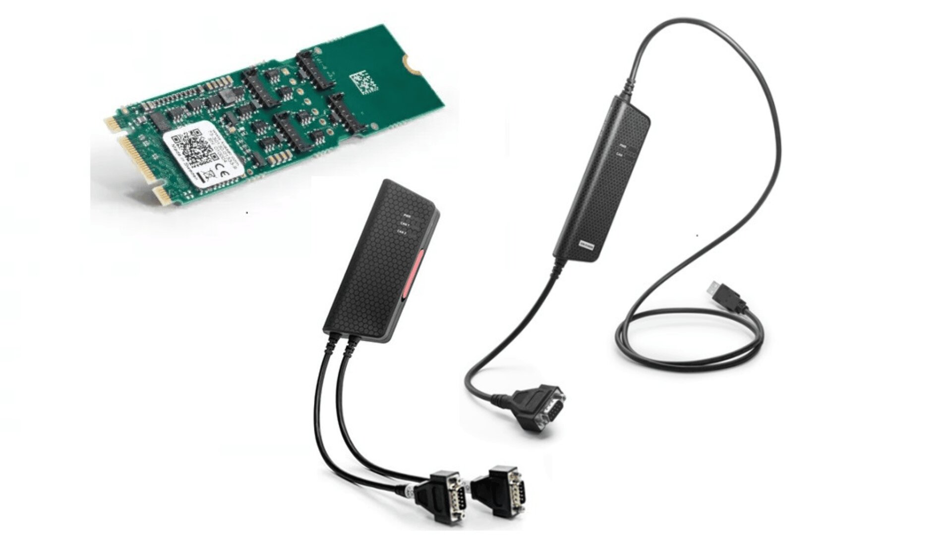 Eine grüne Computerplatine und ein schwarzer elektronischer Adapter mit zwei Kabeln, die jeweils in zwei Anschlüsse münden, sind auf weißem Hintergrund abgebildet.
