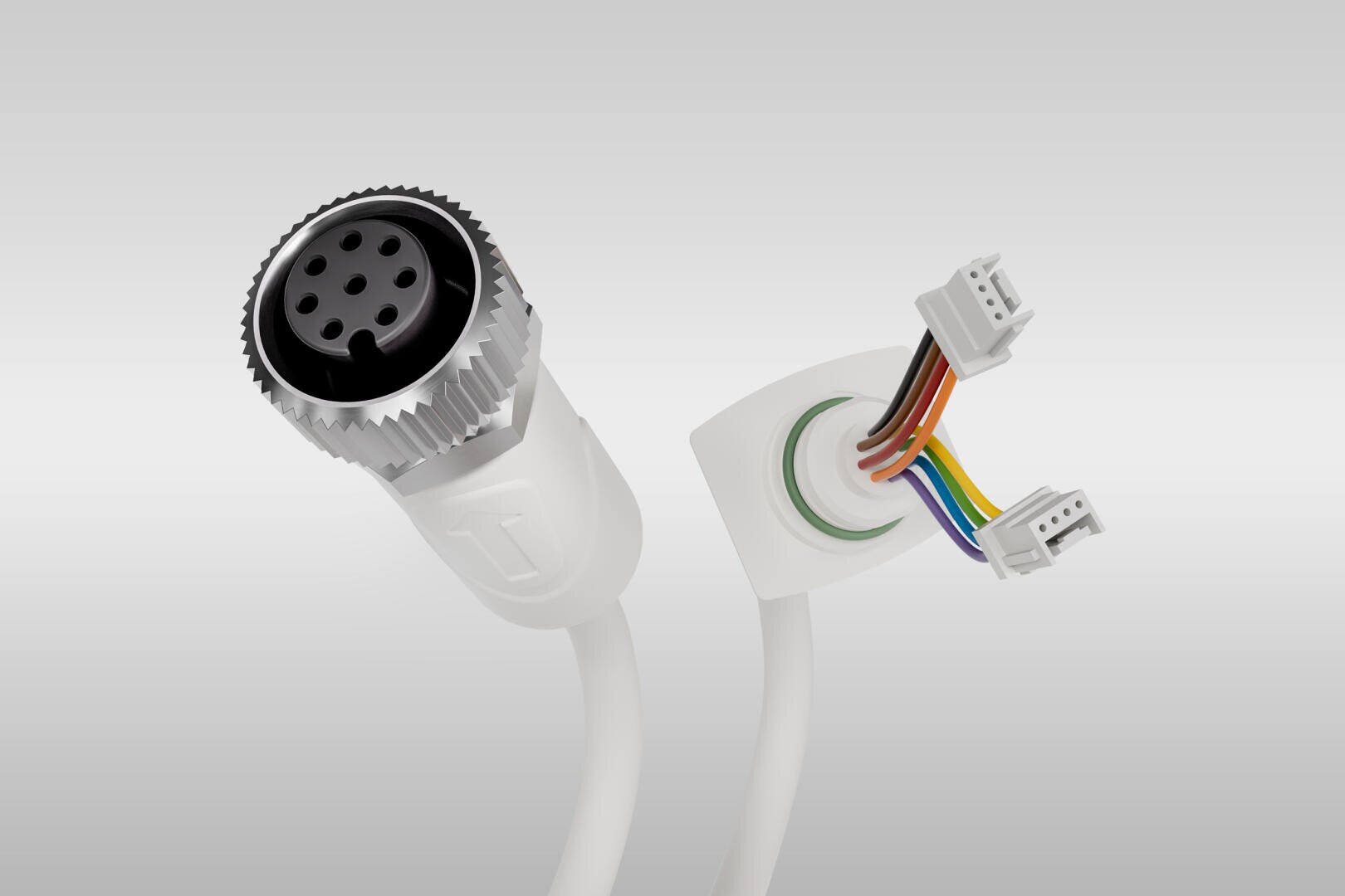 Nahaufnahme eines weißen mehrpoligen runden Kabelsteckers und freiliegende bunte Drähte, die an kleinen weißen Steckern befestigt sind, vor einem hellgrauen Hintergrund mit Farbverlauf.