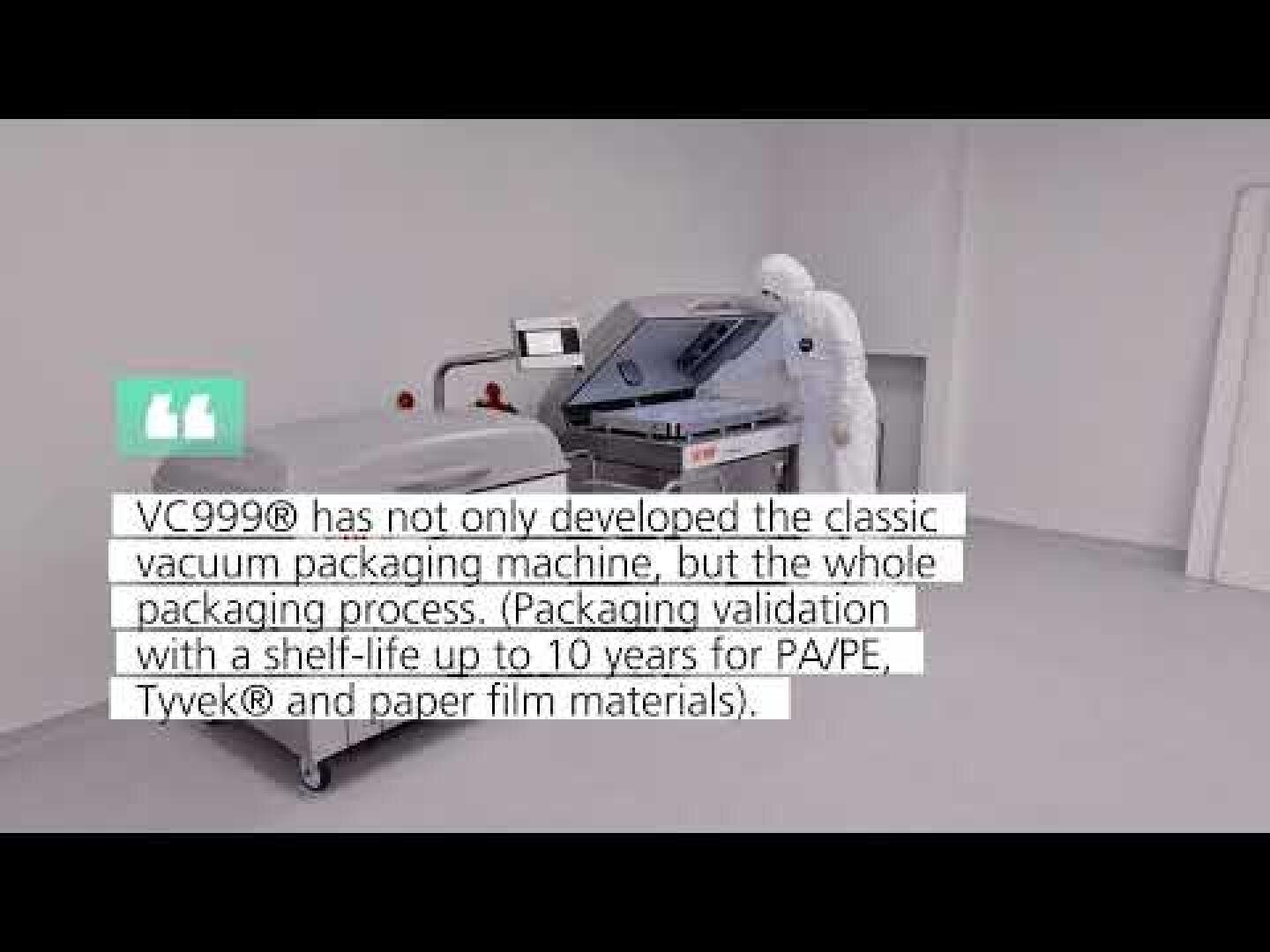 Eine Person in Schutzkleidung bedient eine Vakuumverpackungsmaschine in einem sauberen, minimalistischen Raum. Der Text auf dem Bildschirm hebt die VC999-Innovationen bei Verpackungsverfahren und Materialien mit langer Haltbarkeit hervor.