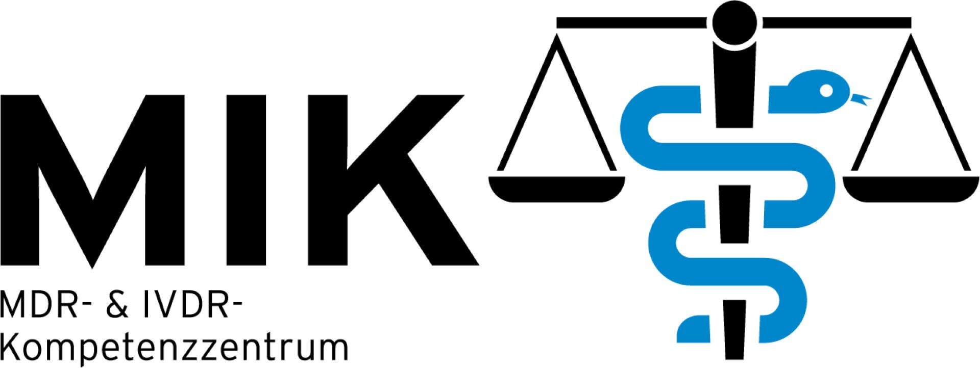 Logo des MIK MDR- & IVDR-Kompetenzzentrums mit fettem schwarzen Text und einem blauen medizinischen Caduceus-Symbol kombiniert mit einer schwarzen Gerechtigkeitsskala auf der rechten Seite.