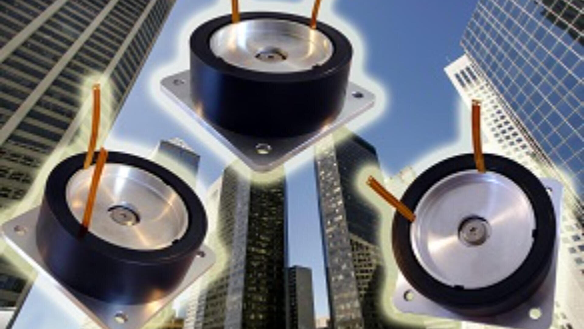 Drei runde elektronische Komponenten mit orangefarbenen Drähten sind digital über einen Hintergrund aus hohen, modernen Wolkenkratzern gelegt, die von unten vor einem blauen Himmel zu sehen sind.